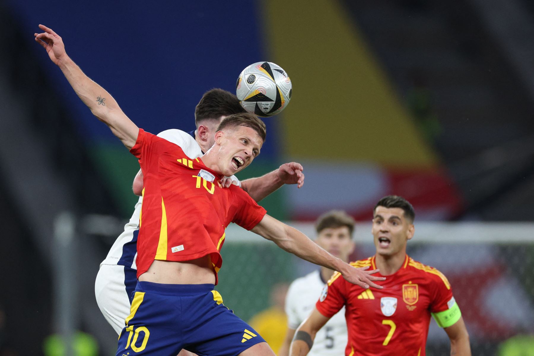 El delantero español  Daniel Olmo encabeza el balón durante el partido de fútbol final de la UEFA Euro 2024 entre España e Inglaterra. AFP