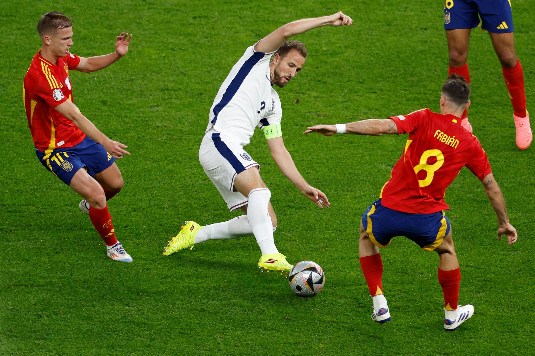 El delantero de Inglaterra Harry Kane lucha por el balón con el centrocampista español  Fabián Ruiz durante el partido de fútbol final de la UEFA Euro 2024 entre España e Inglaterra. Foto: AFP