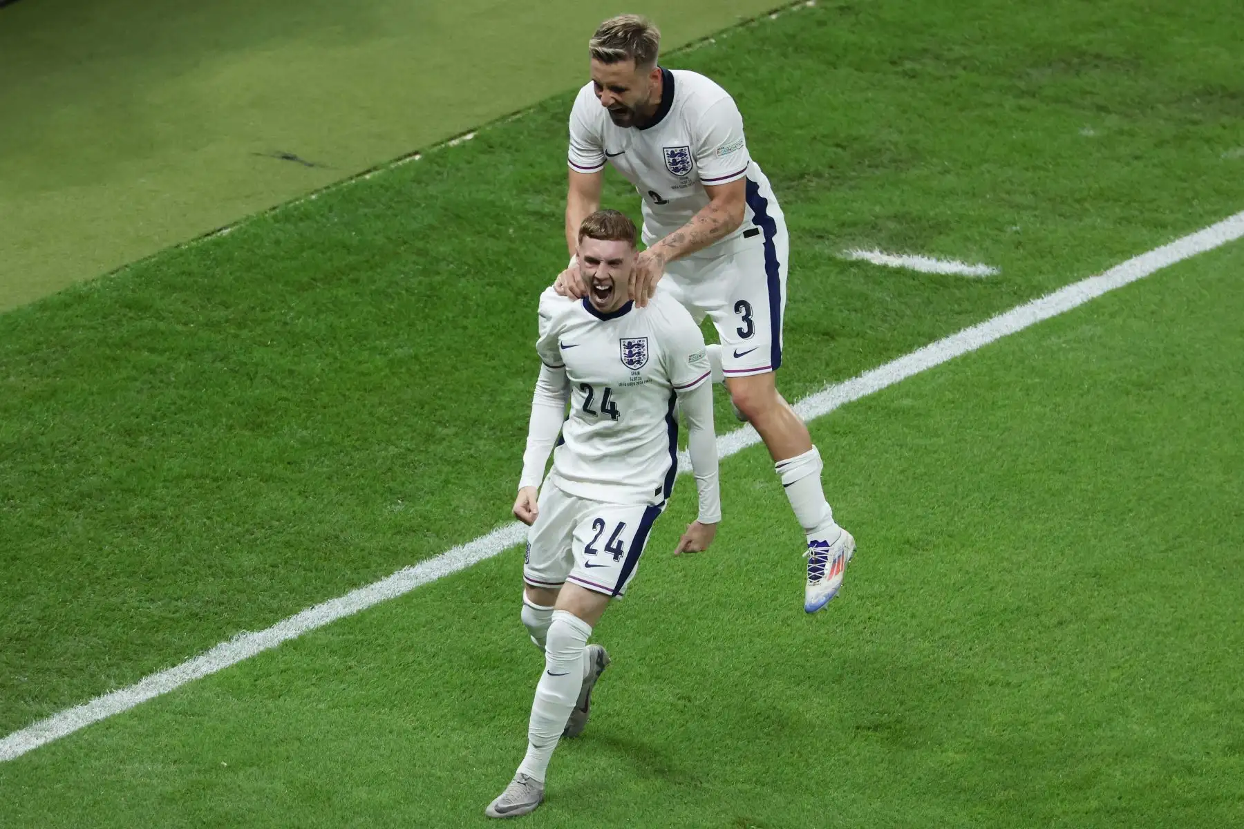 Cole Palmer  de Inglaterra celebra con su compañero Luke Shaw tras marcar el 1-1 durante la final de fútbol de la UEFA EURO 2024 entre España e Inglaterra, en Berlín, Alemania.
Foto: EFE