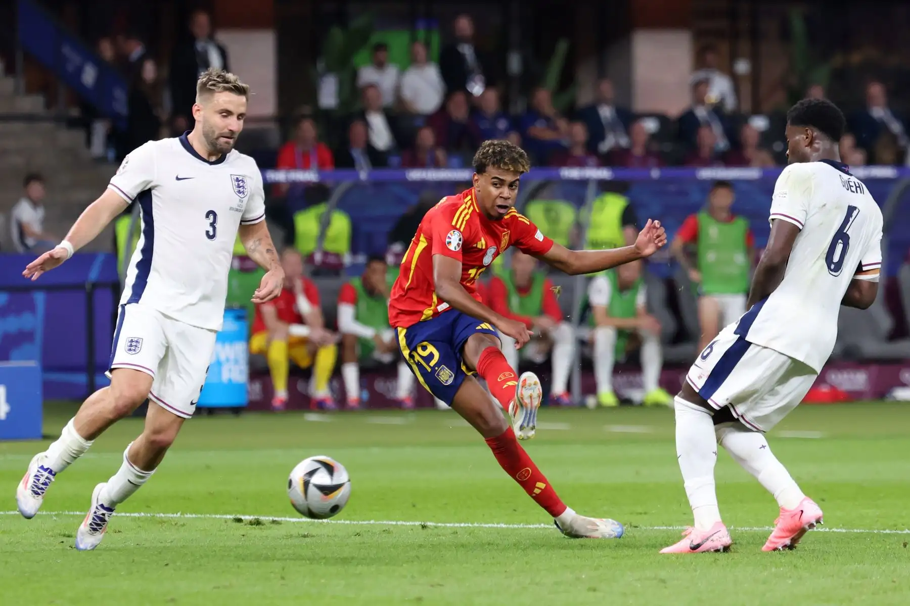 Lamine Yamal de España  en acción contra Luke Shaw  y Marc Guehi  de Inglaterra durante el partido final de fútbol de la UEFA EURO 2024 entre España e Inglaterra, en Berlín, Alemania.
Foto: EFE