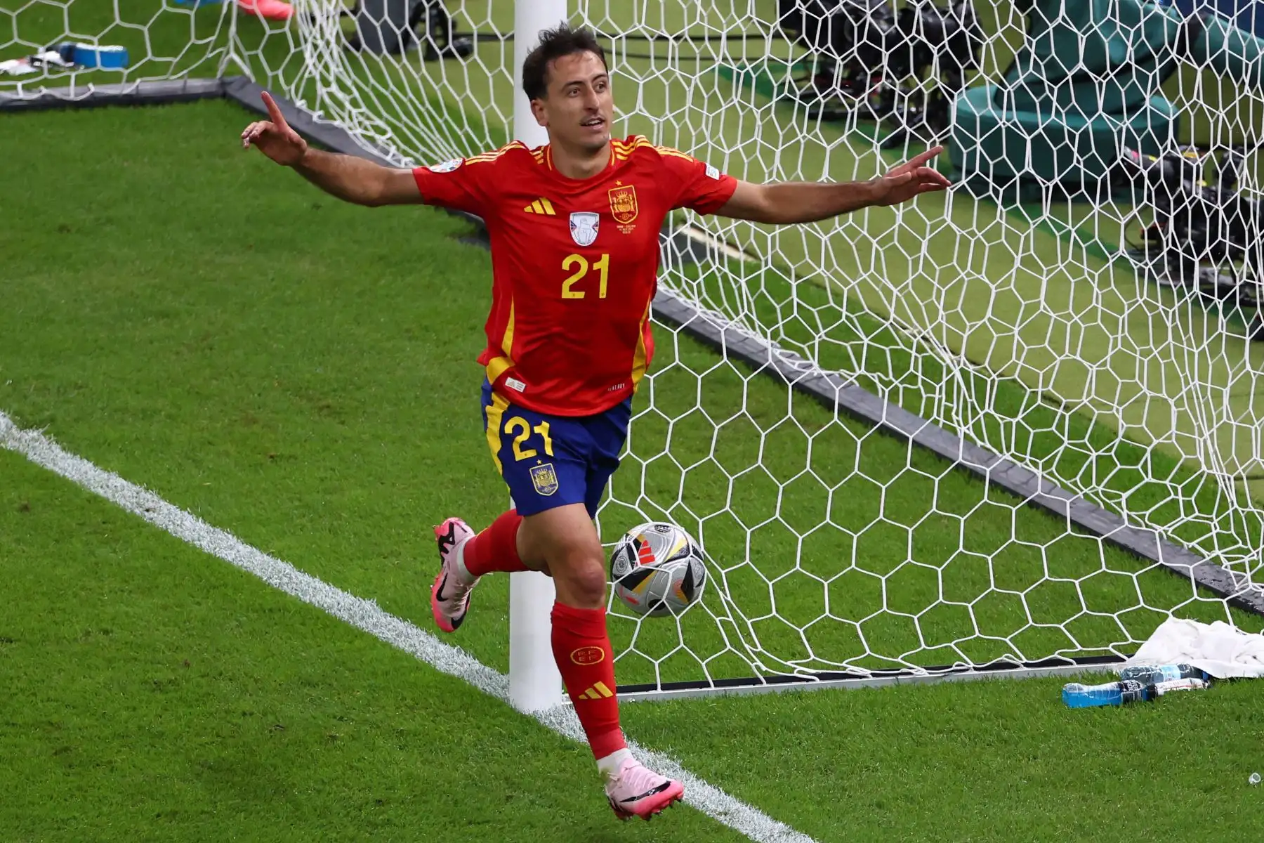 El español Mikel Oyarzabal celebra tras marcar el 2-1 durante la final de fútbol de la UEFA EURO 2024 entre España e Inglaterra, en Berlín, Alemania.
Foto: EFE