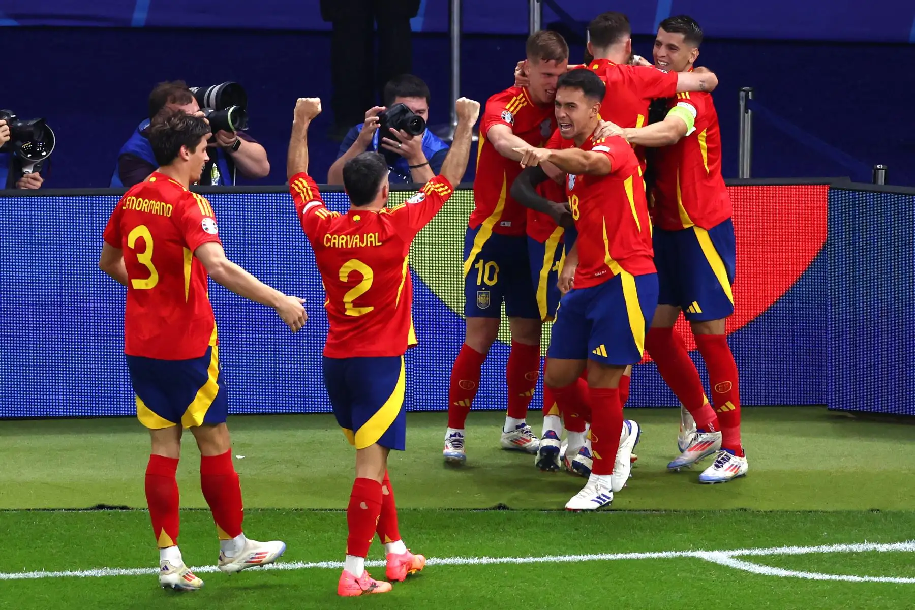 Los jugadores de España celebran tras marcar el 1-0 durante la final de fútbol de la UEFA EURO 2024 entre España e Inglaterra, en Berlín, Alemania.
Foto: EFE