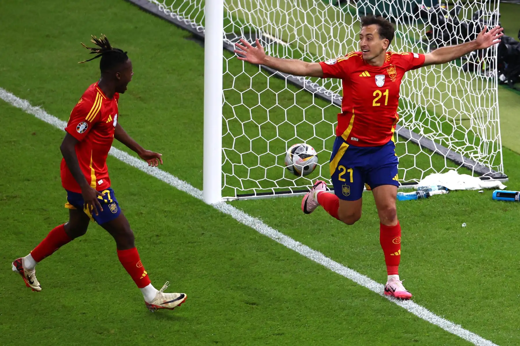 El español Mikel Oyarzabal celebra con su compañero Nico Williams tras marcar el 2-1 durante la final de fútbol de la UEFA EURO 2024 entre España e Inglaterra, en Berlín, Alemania.
Foto: EFE