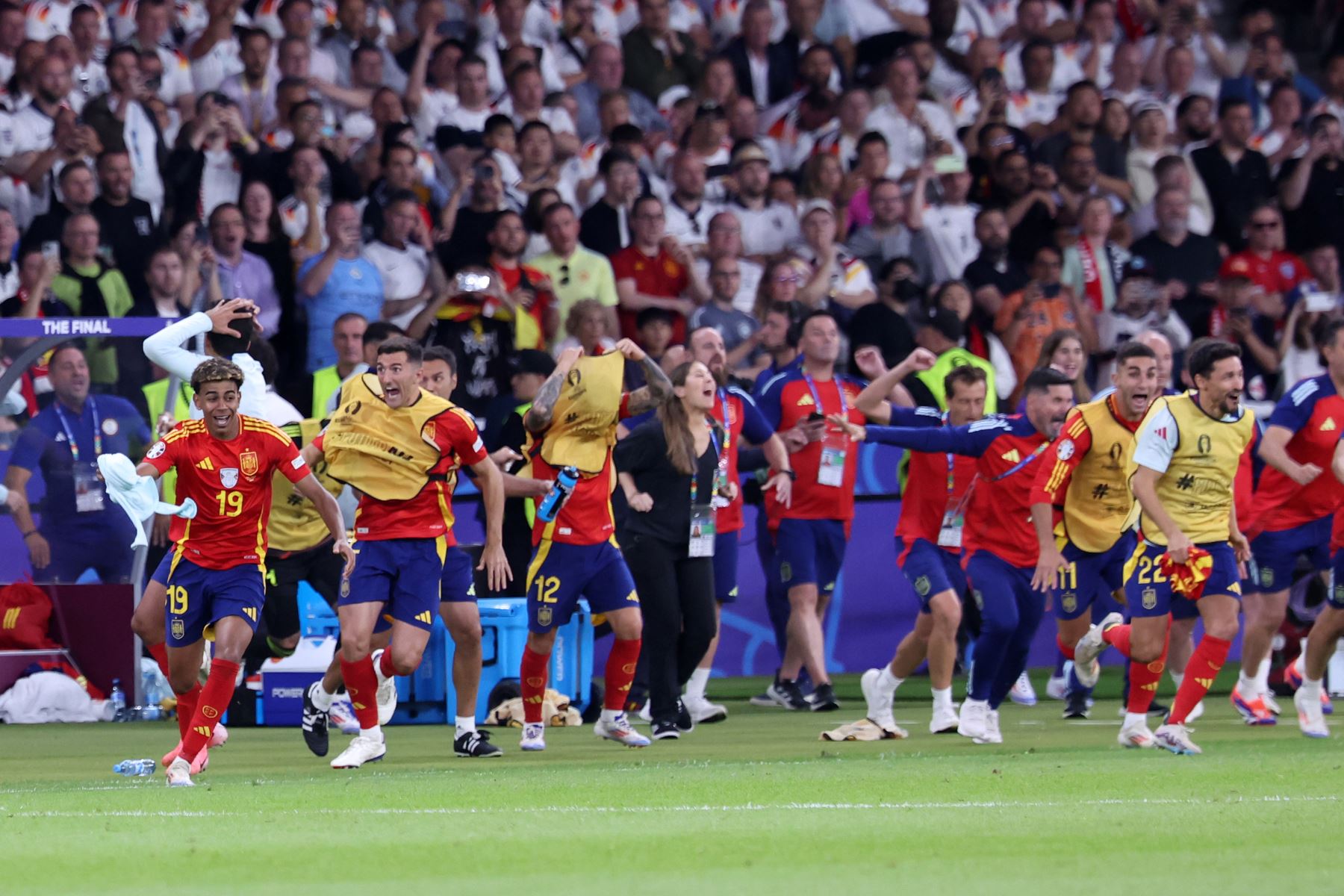 Los jugadores de España celebran la victoria en la final de la UEFA EURO 2024 entre España e Inglaterra, en Berlín, Alemania.
Foto: EFE