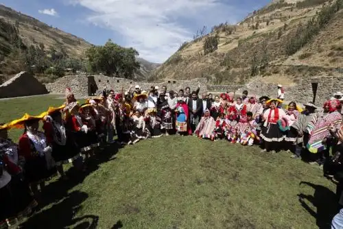 La ministra de Cultura, LeslieUrteaga, y el presidente del Consejo de Ministros, Gustavo Adrianzén, entregaron la obra de culminación del proyecto de recuperación del Servicio de Interpretación Cultural del sitio arqueológico de Qellaykancha, en Paucartambo.