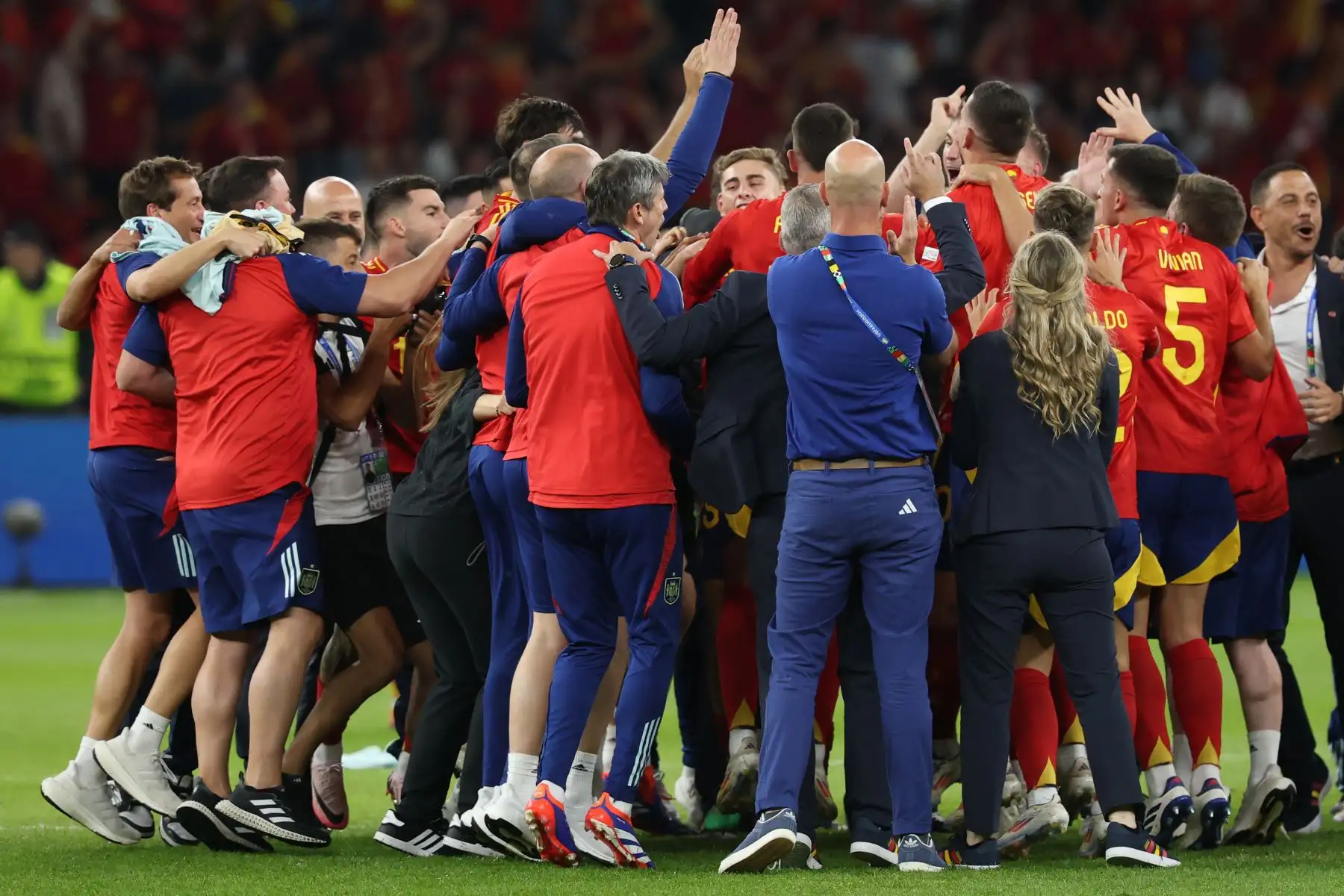 Los jugadores de España celebran la victoria en la final de la UEFA EURO 2024 entre España e Inglaterra, en Berlín, Alemania.
Foto: EFE