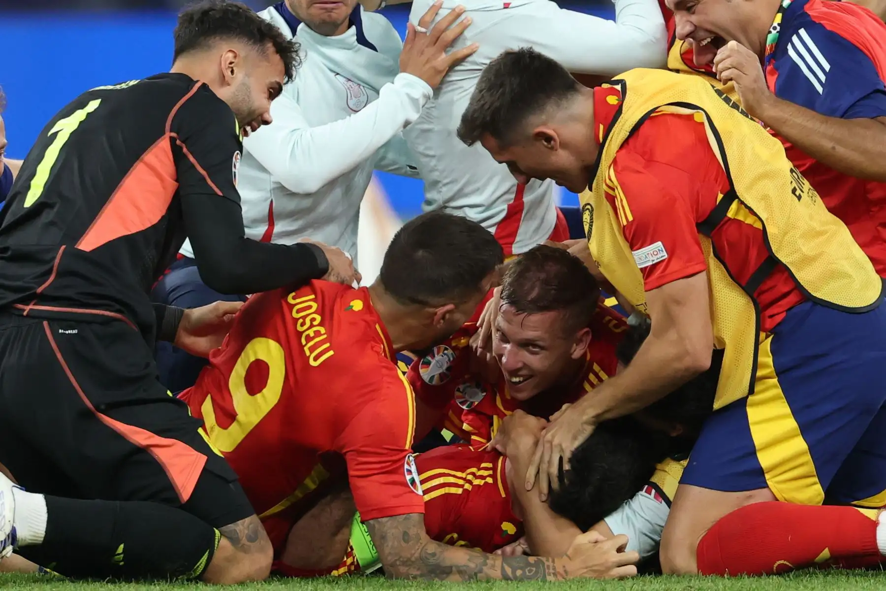 Los jugadores de España celebran la victoria en la final de la UEFA EURO 2024 entre España e Inglaterra, en Berlín, Alemania.
Foto: EFE