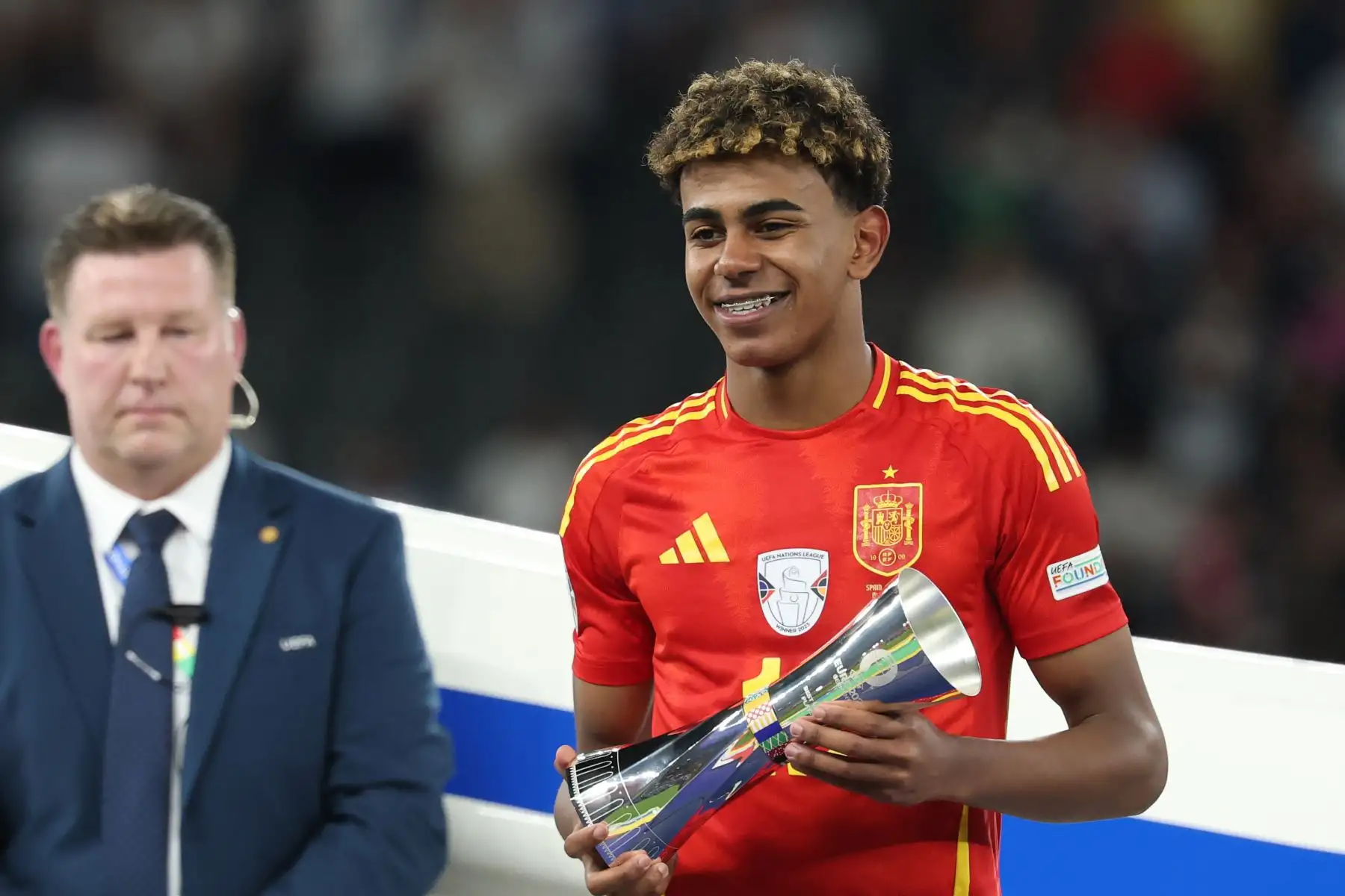 El español Lamine Yamal posa con su premio al Mejor Jugador Joven tras el partido de fútbol final de la UEFA EURO 2024 entre España e Inglaterra, en Berlín, Alemania.
Foto: EFE