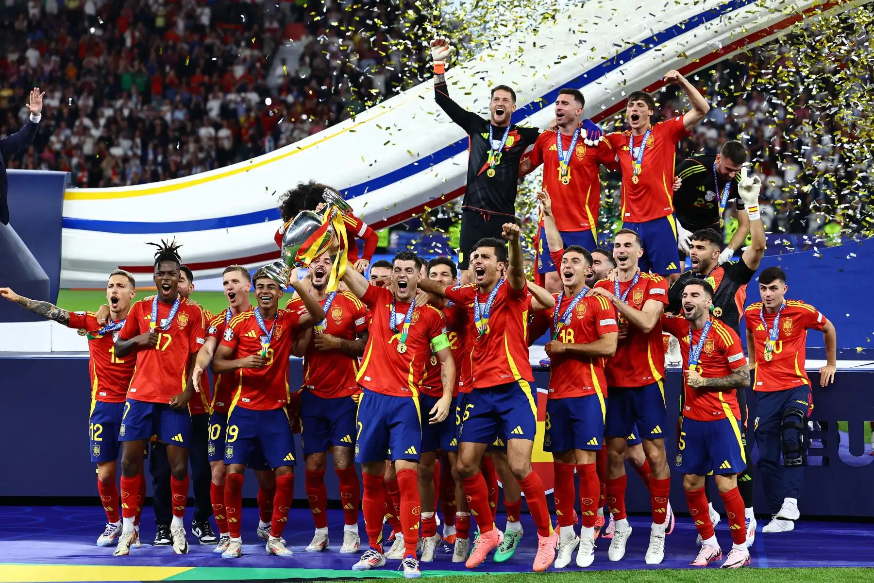 Los jugadores de España celebran con el trofeo tras ganar la final de fútbol de la UEFA EURO 2024 entre España e Inglaterra, en Berlín, Alemania.
Foto: EFE