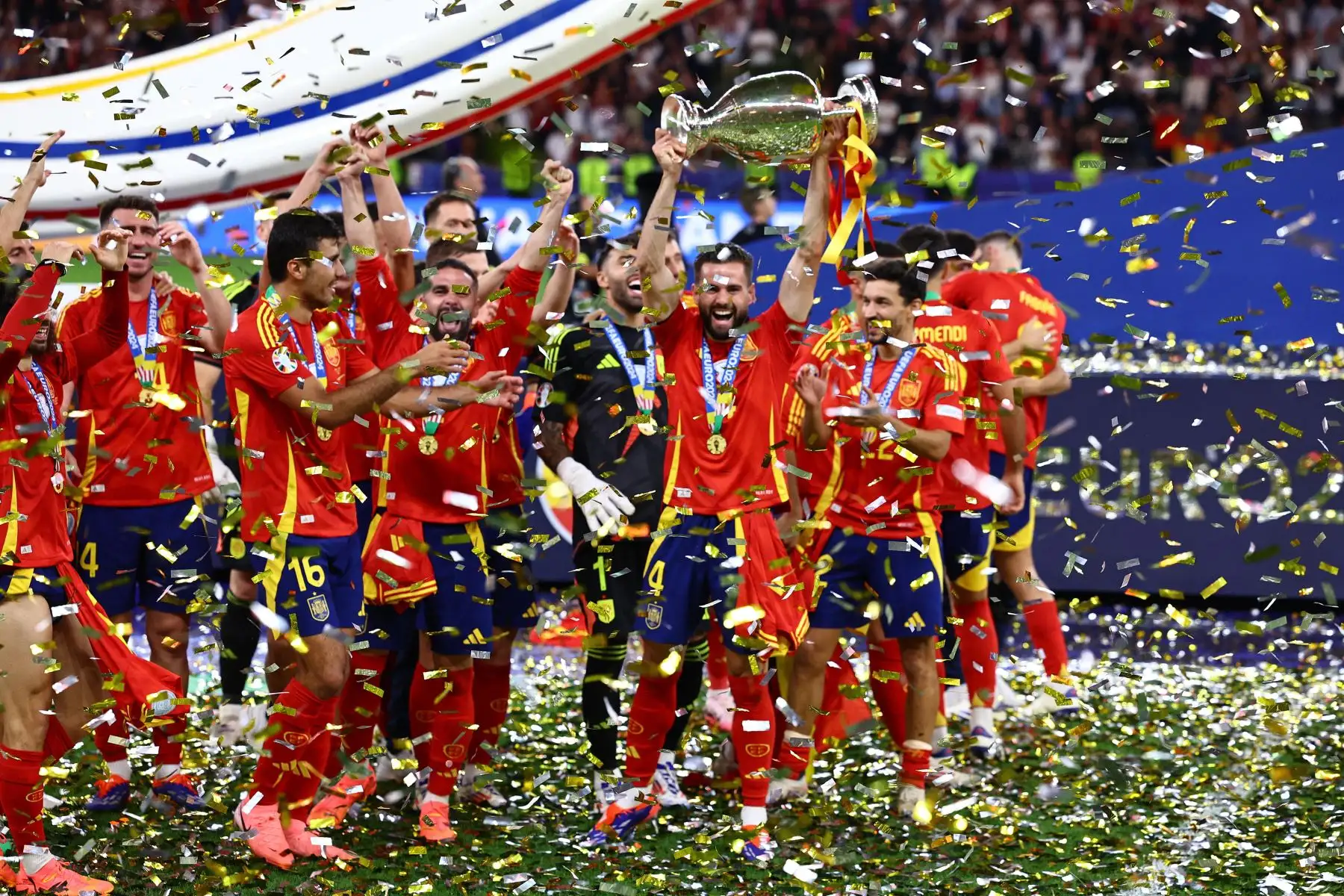 Los jugadores de España celebran con el trofeo tras ganar la final de fútbol de la UEFA EURO 2024 entre España e Inglaterra, en Berlín, Alemania.
Foto: EFE