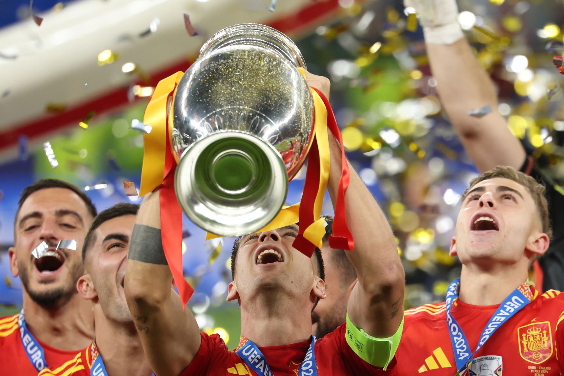 El español Álvaro Morata levanta el trofeo en la ceremonia del podio tras ganar la final de fútbol de la UEFA EURO 2024 entre España e Inglaterra, en Berlín, Alemania.
Foto: EFE