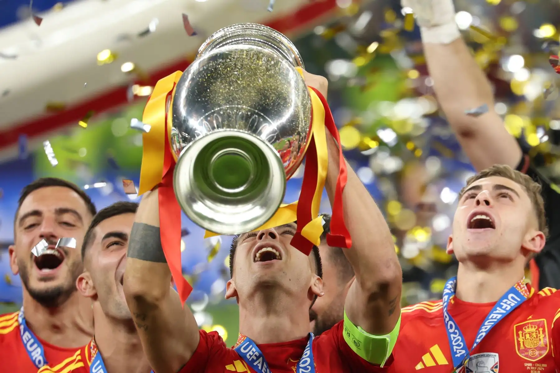 El español Álvaro Morata levanta el trofeo en la ceremonia del podio tras ganar la final de fútbol de la UEFA EURO 2024 entre España e Inglaterra, en Berlín, Alemania.
Foto: EFE