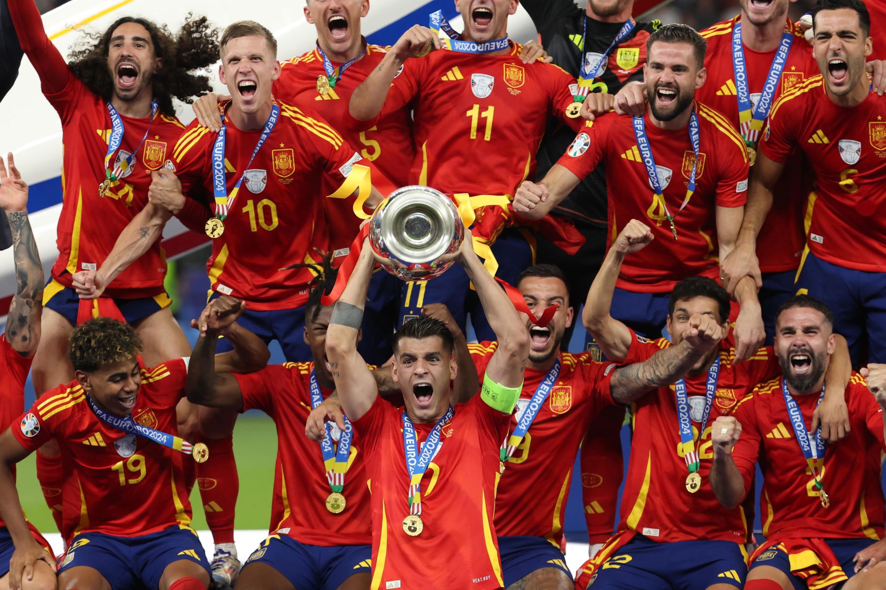 El español Álvaro Morata levanta el trofeo en la ceremonia del podio tras ganar la final de fútbol de la UEFA EURO 2024 entre España e Inglaterra, en Berlín, Alemania.
Foto: EFE