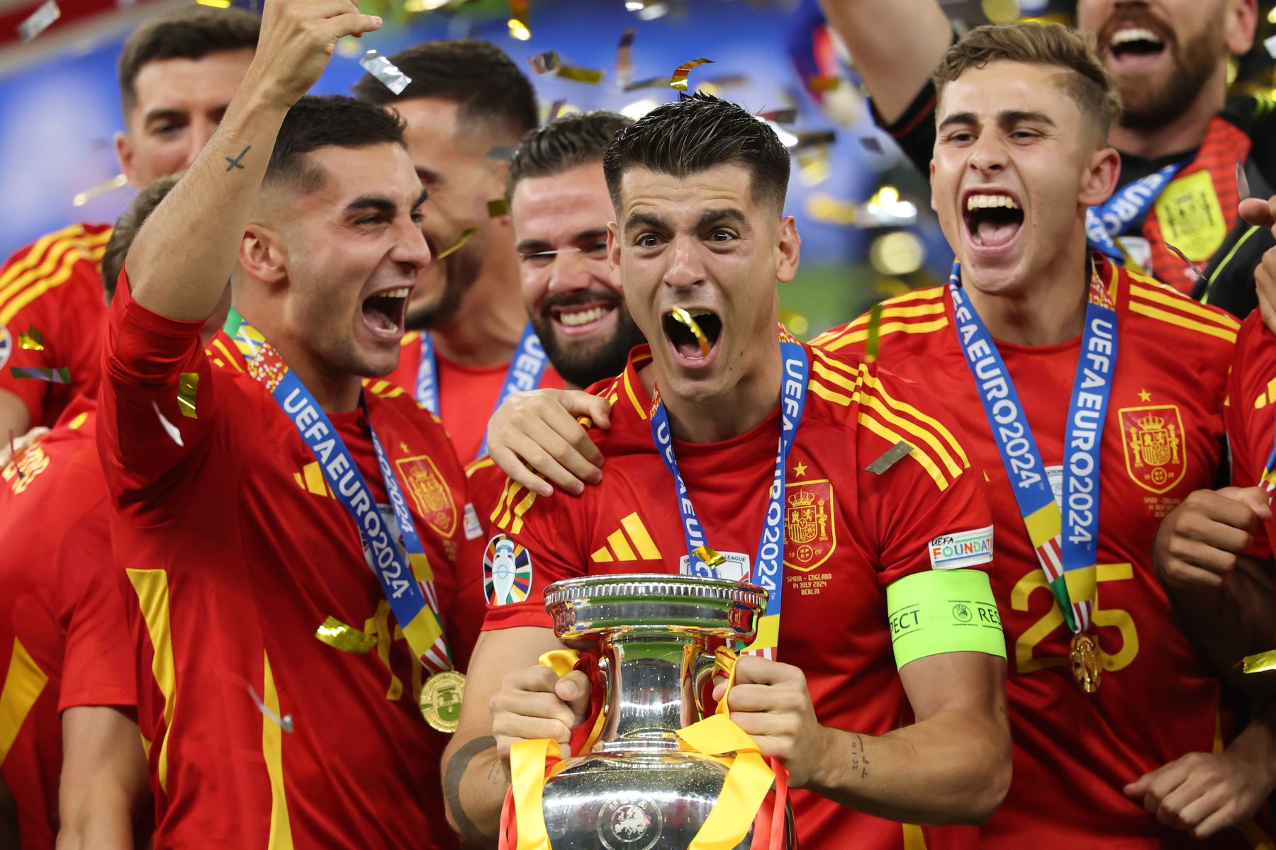 El español Álvaro Morata levanta el trofeo en la ceremonia del podio tras ganar la final de fútbol de la UEFA EURO 2024 entre España e Inglaterra, en Berlín, Alemania.
Foto: EFE