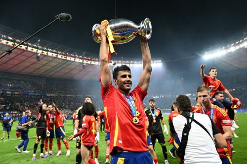 Rodri levanta el título de la Eurocopa como capitán de España