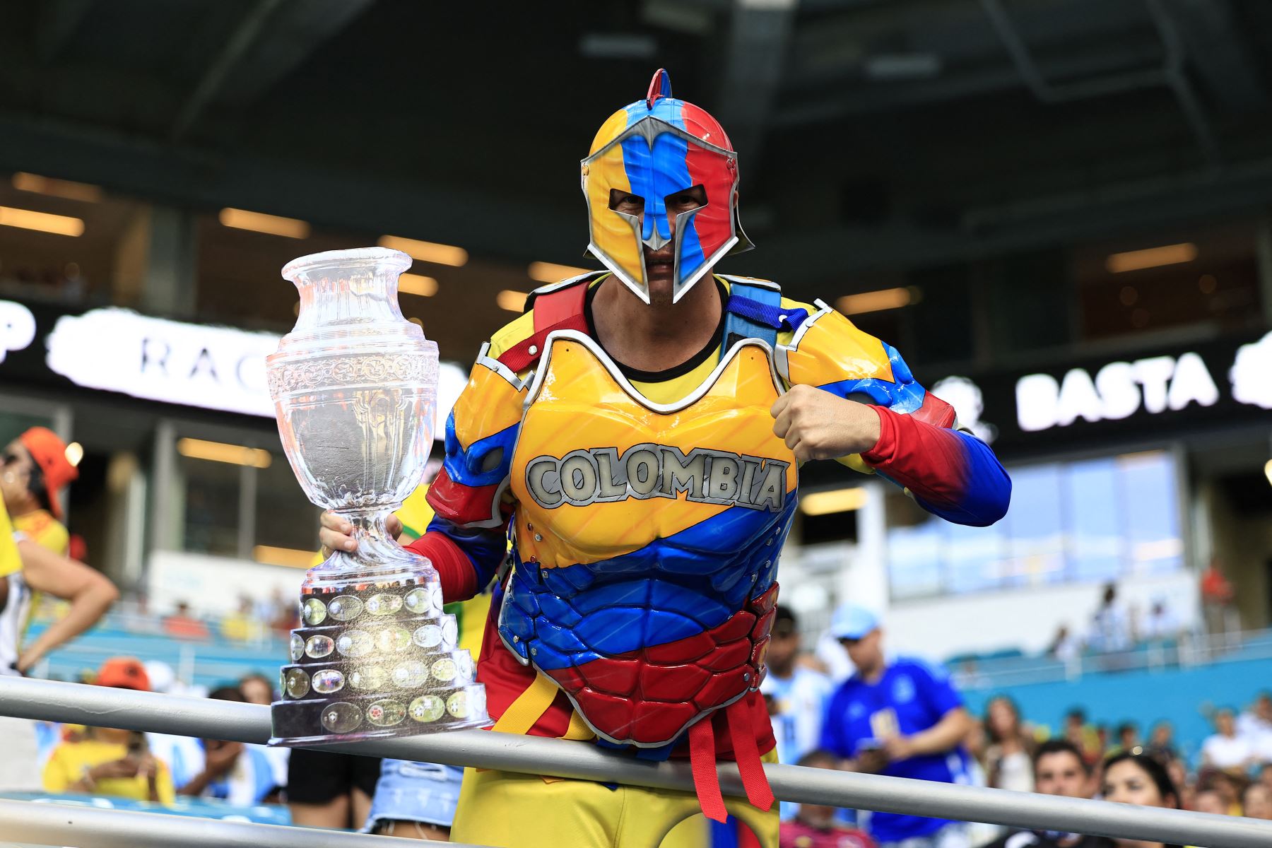 Un fanático de Colombia anima a su equipo durante el partido final de la CONMEBOL Copa América 2024 entre Argentina y Colombia en el Hard Rock Stadium.
Foto: AFP