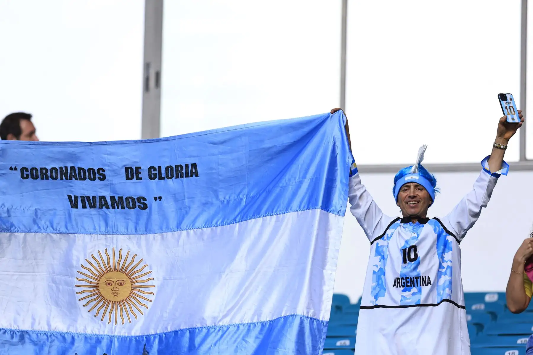 Un fanático de Argentina sostiene una bandera argentina con un mensaje antes del partido final de la CONMEBOL Copa América 2024 entre Argentina y Colombia en el Hard Rock Stadium.
Foto: AFP