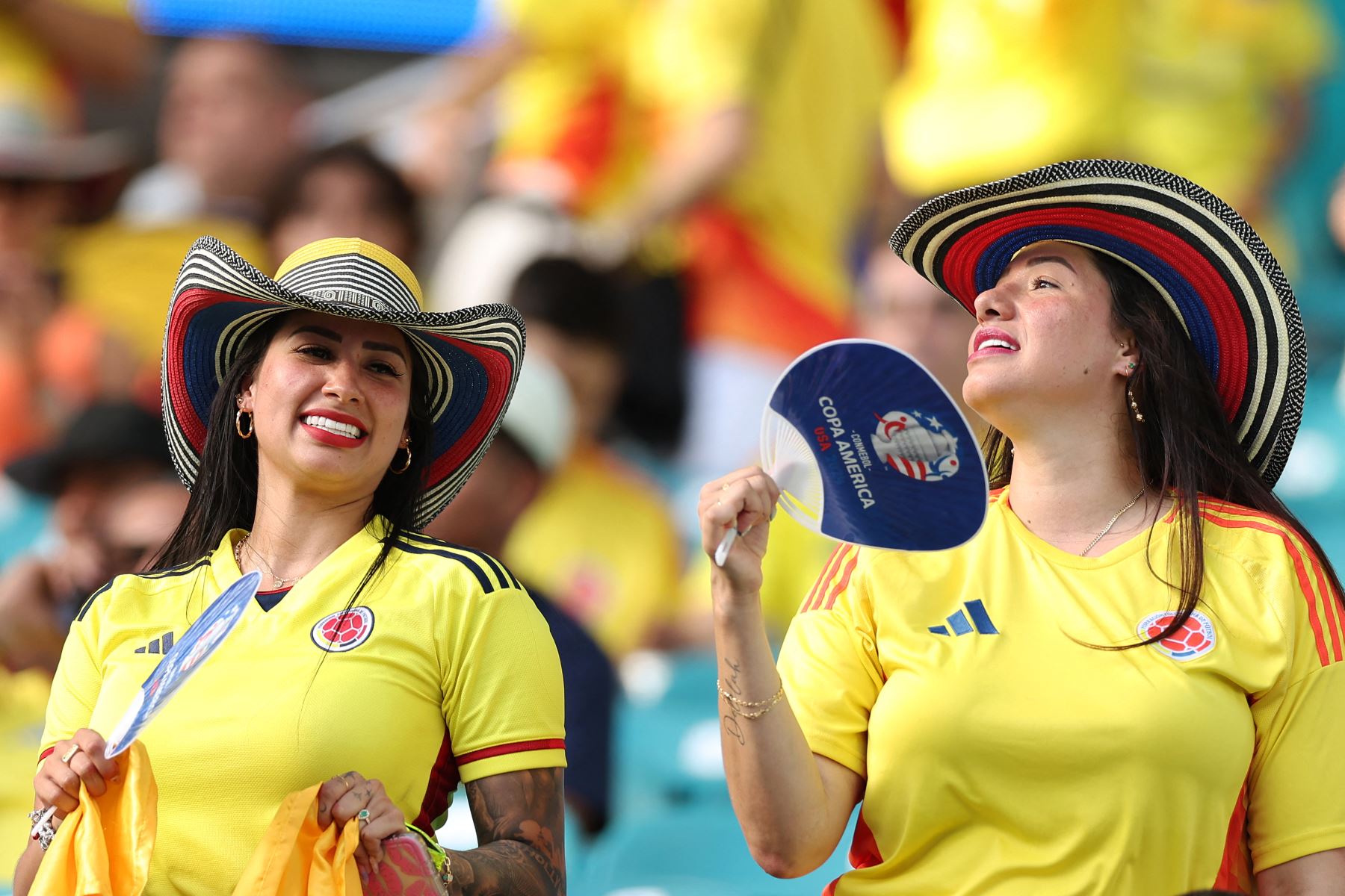 Los seguidores de Colombia hacen un gesto antes del partido de fútbol final del torneo Conmebol Copa América 2024 entre Argentina y Colombia en el Hard Rock Stadium.
Foto: AFP