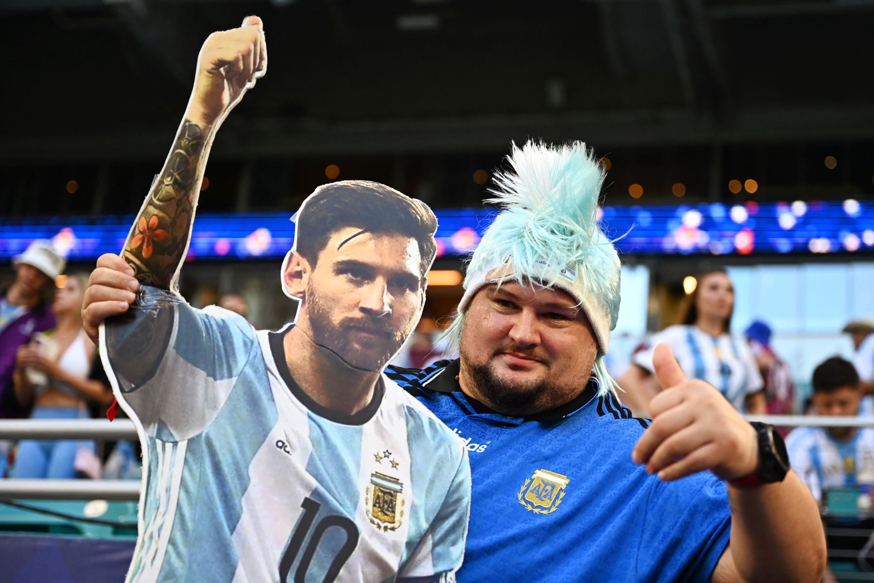 Un partidario de Argentina con una foto de Leonel Messi hace gestos antes del partido de fútbol final del torneo Conmebol Copa América 2024 entre Argentina y Colombia en el Hard Rock Stadium, en Miami, Florida.
Foto: AFP