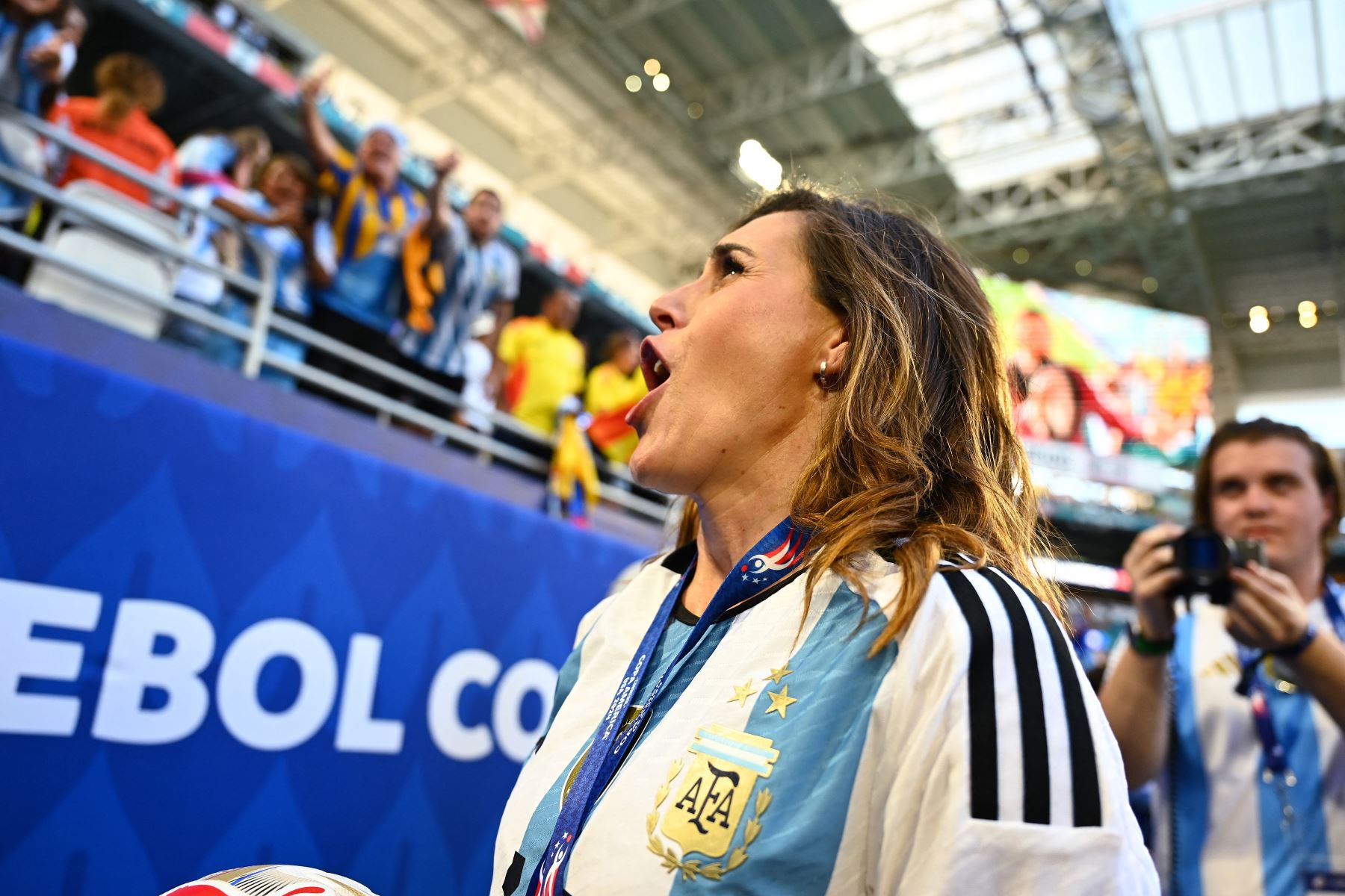 La cantante argentina Soledad Pastorutti hace gestos antes del partido de fútbol final del torneo Copa América Conmebol 2024 entre Argentina y Colombia en el Hard Rock Stadium, en Miami, Florida.
Foto: AFP