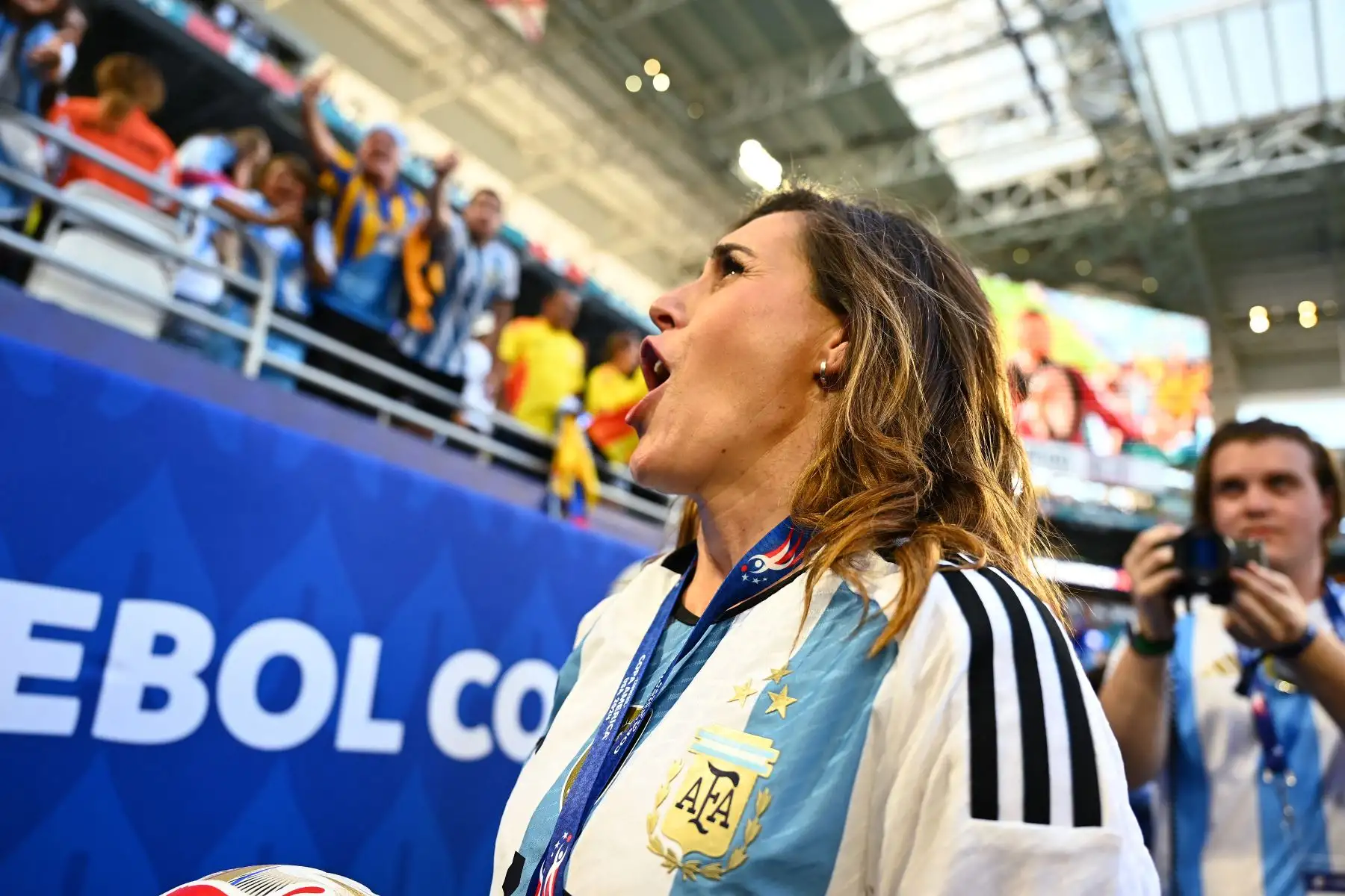 La cantante argentina Soledad Pastorutti hace gestos antes del partido de fútbol final del torneo Copa América Conmebol 2024 entre Argentina y Colombia en el Hard Rock Stadium, en Miami, Florida.
Foto: AFP