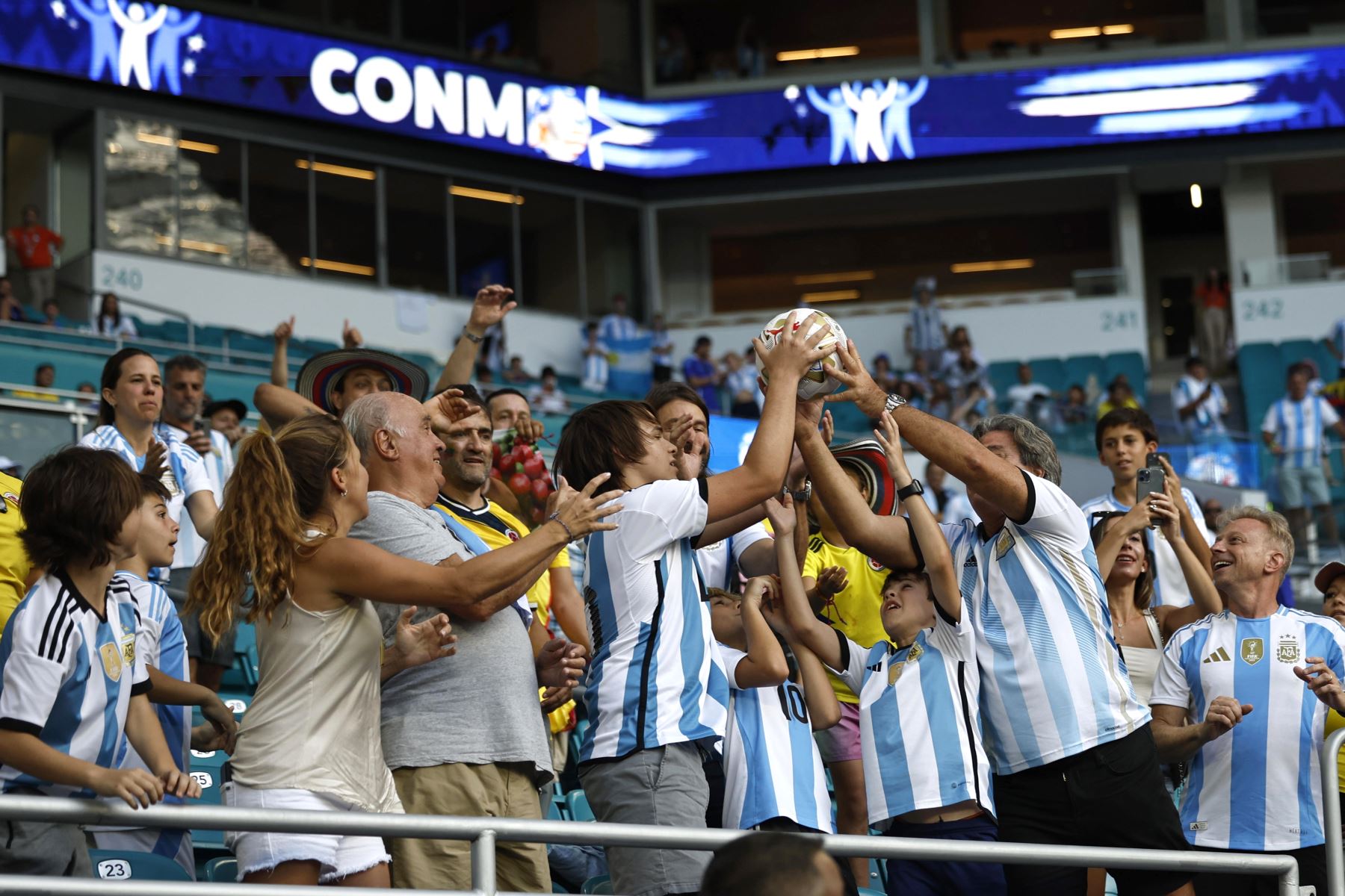 Hinchas argentinos se levantan para atrapar un balón de la cantante argentina Soledad Pastorutti durante la final de la CONMEBOL Copa América 2024 entre Argentina y Colombia, en Miami Gardens, Florida.
Foto: AFP