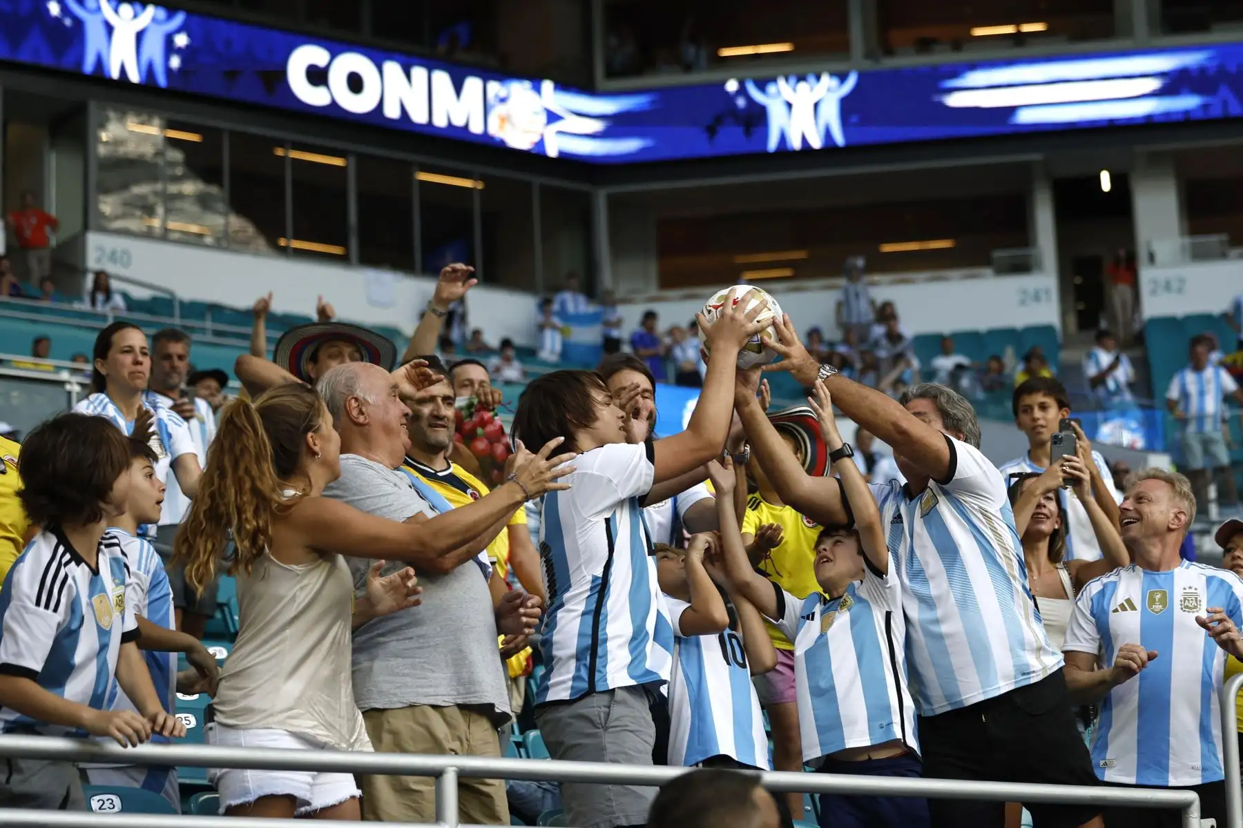 Hinchas argentinos se levantan para atrapar un balón de la cantante argentina Soledad Pastorutti durante la final de la CONMEBOL Copa América 2024 entre Argentina y Colombia, en Miami Gardens, Florida.
Foto: AFP