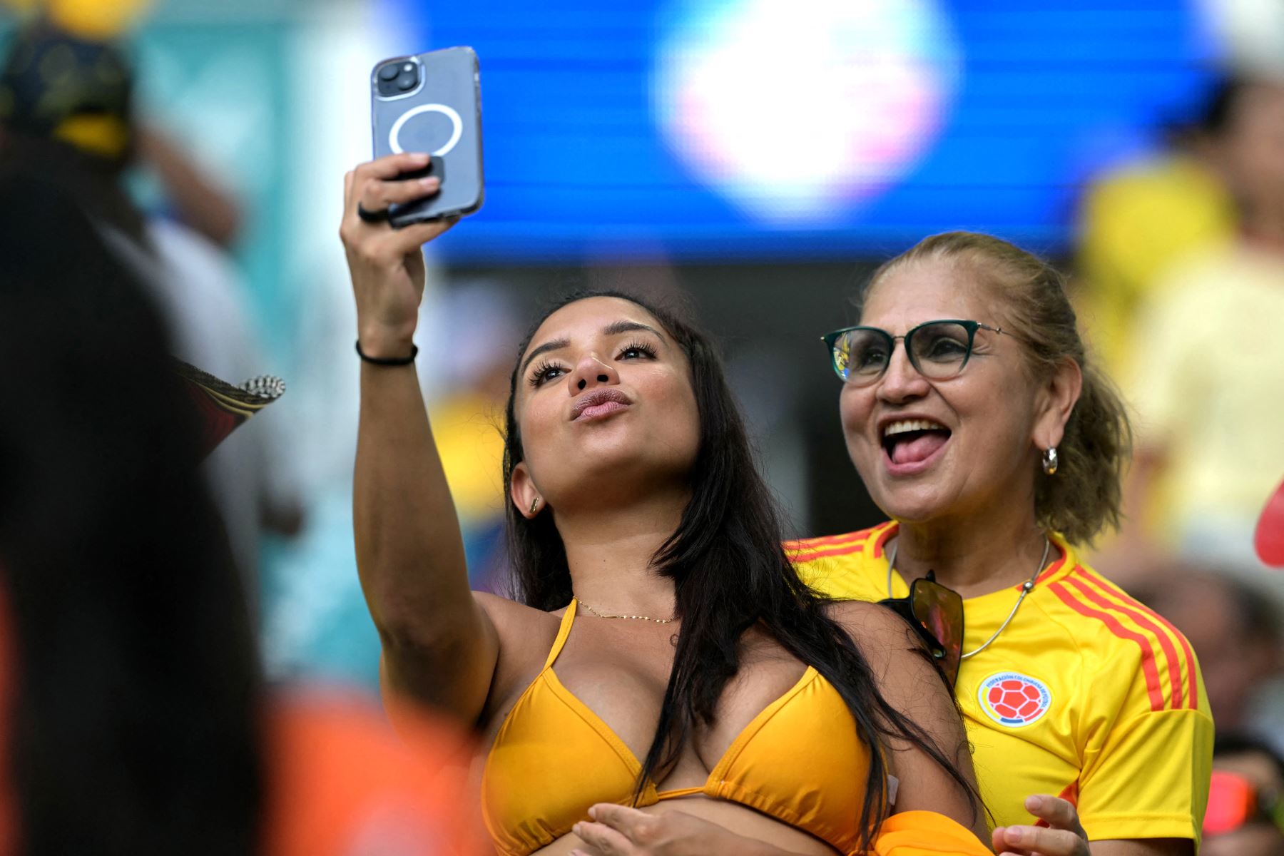 Los seguidores de Colombia toman fotografías antes del partido de fútbol final del torneo Conmebol Copa América 2024 entre Argentina y Colombia en el Hard Rock Stadium, en Miami, Florida.
Foto: AFP