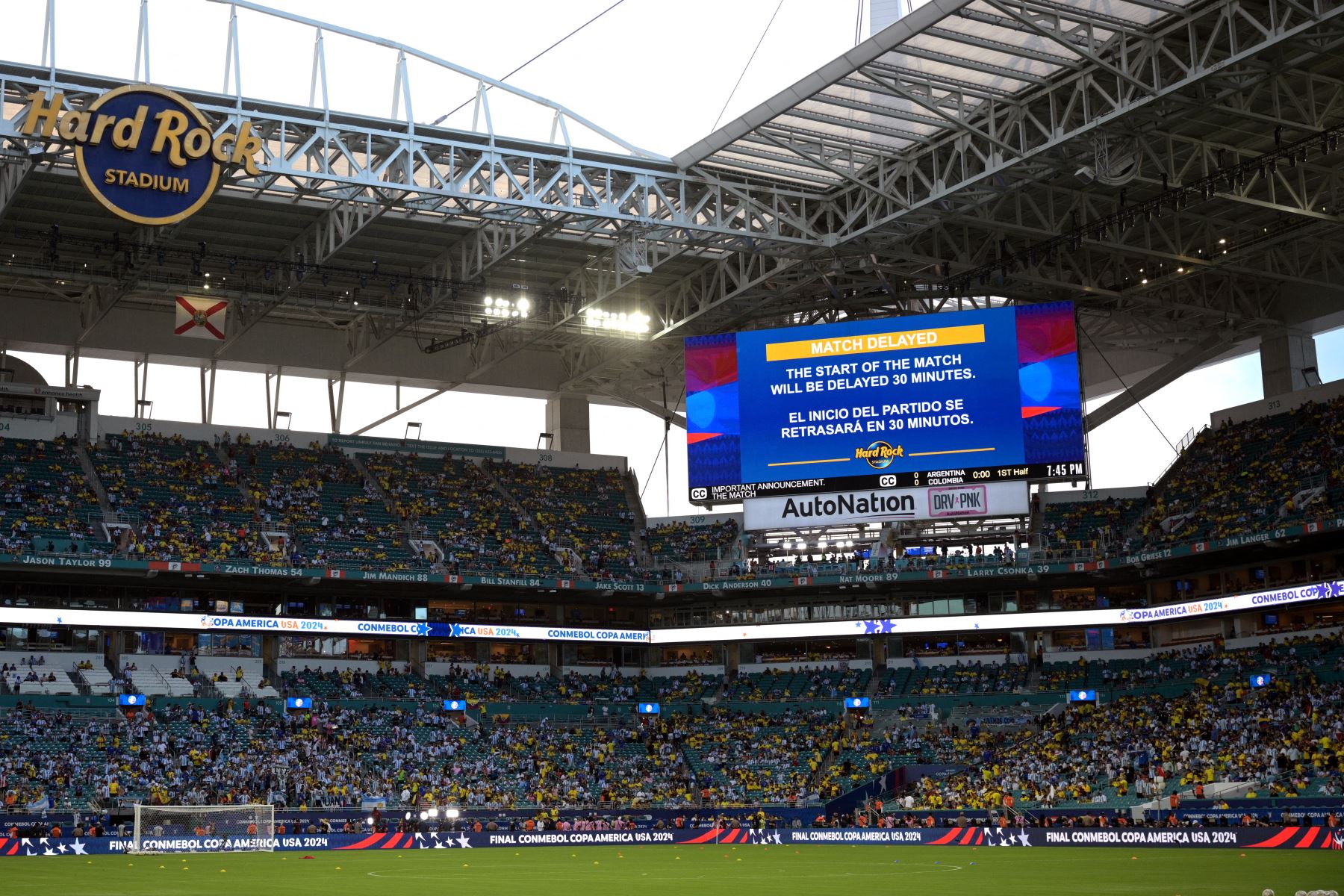 Aparece un mensaje en una pantalla que indica que el partido se retrasará 30 minutos antes de la final del torneo de fútbol de la Copa América Conmebol 2024 entre Argentina y Colombia en el Hard Rock Stadium, en Miami, Florida.
Foto: AFP