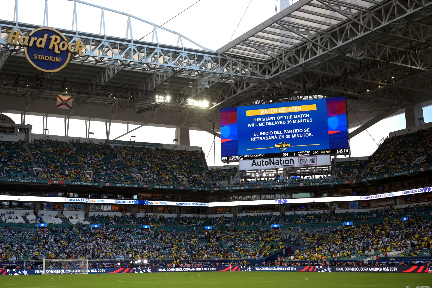 Aparece un mensaje en una pantalla que indica que el partido se retrasará 30 minutos antes de la final del torneo de fútbol de la Copa América Conmebol 2024 entre Argentina y Colombia en el Hard Rock Stadium, en Miami, Florida.
Foto: AFP