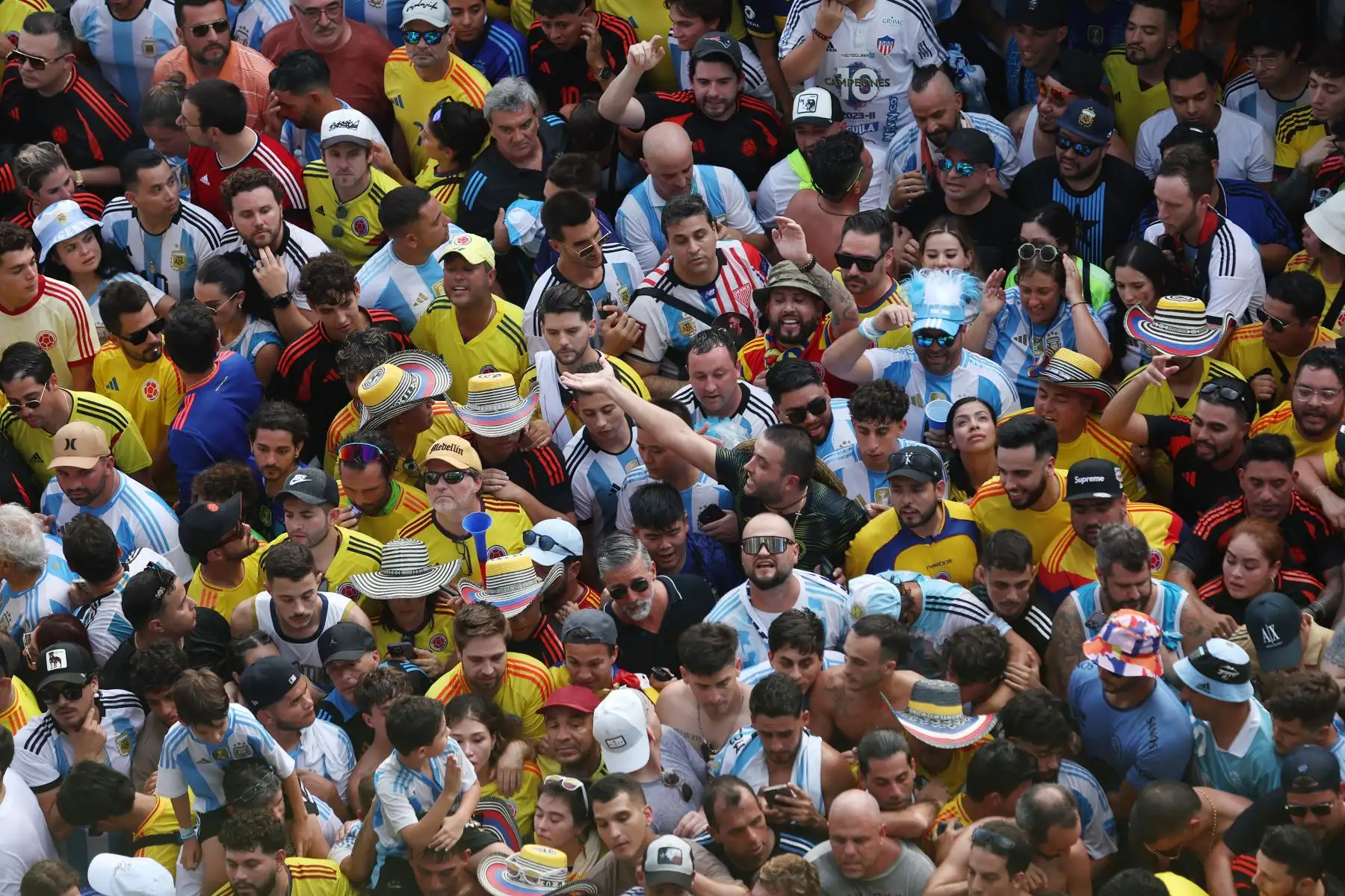 Los fanáticos intentan ingresar al estadio en medio de disturbios previos al partido final de la CONMEBOL Copa América 2024 entre Argentina y Colombia en el Hard Rock Stadium el 14 de julio de 2024 en Miami Gardens, Florida.
Foto: AFP
