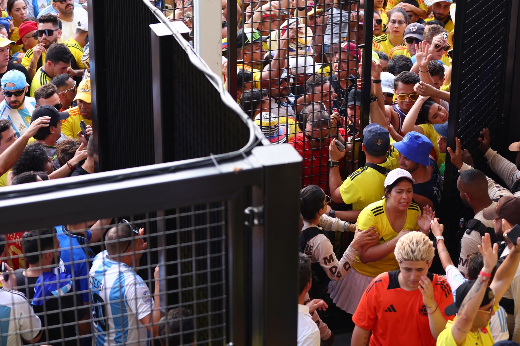 Los fanáticos intentan ingresar al estadio en medio de disturbios previos al partido final de la CONMEBOL Copa América 2024 entre Argentina y Colombia en el Hard Rock Stadium.
Foto: AFP