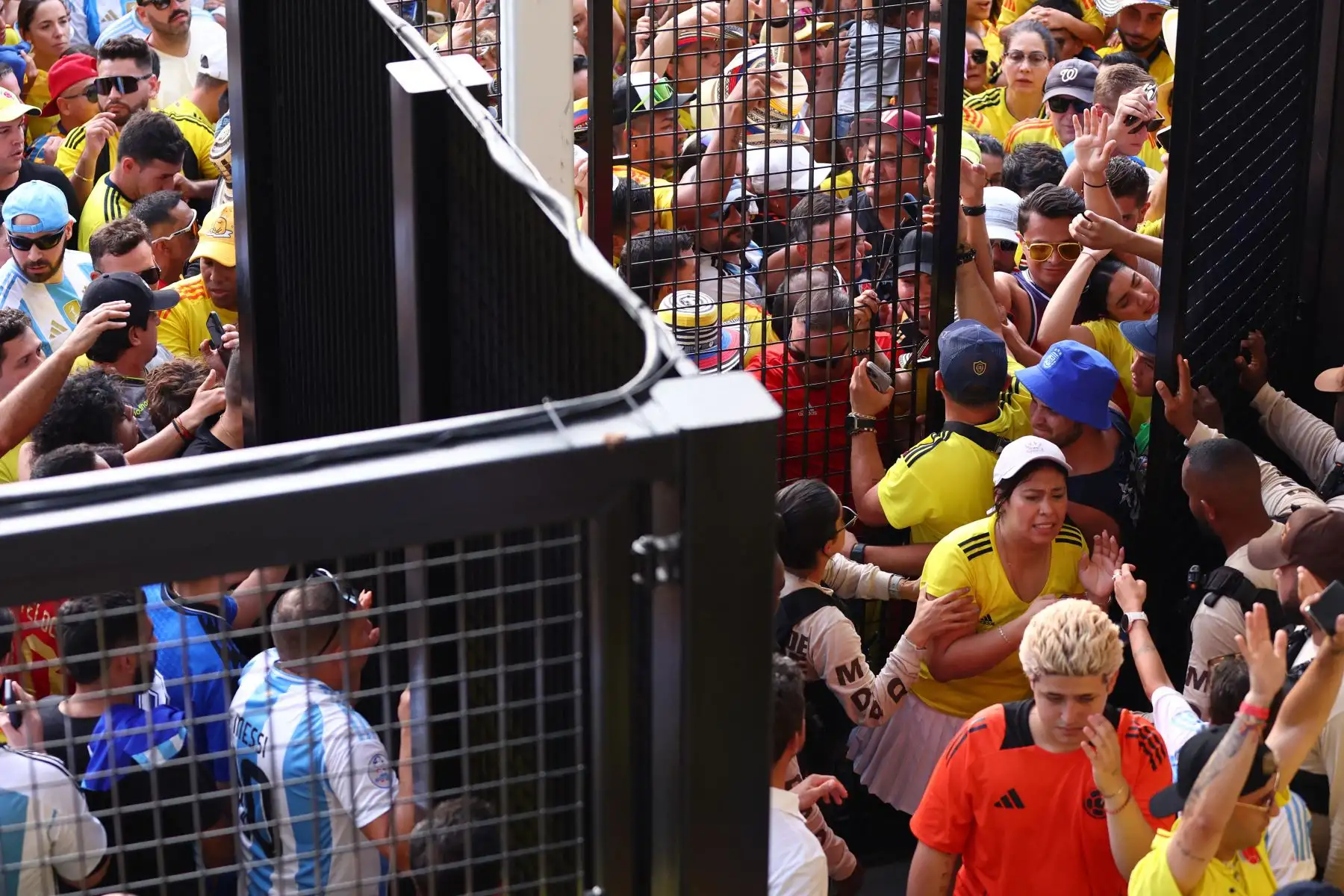 Los fanáticos intentan ingresar al estadio en medio de disturbios previos al partido final de la CONMEBOL Copa América 2024 entre Argentina y Colombia en el Hard Rock Stadium.
Foto: AFP