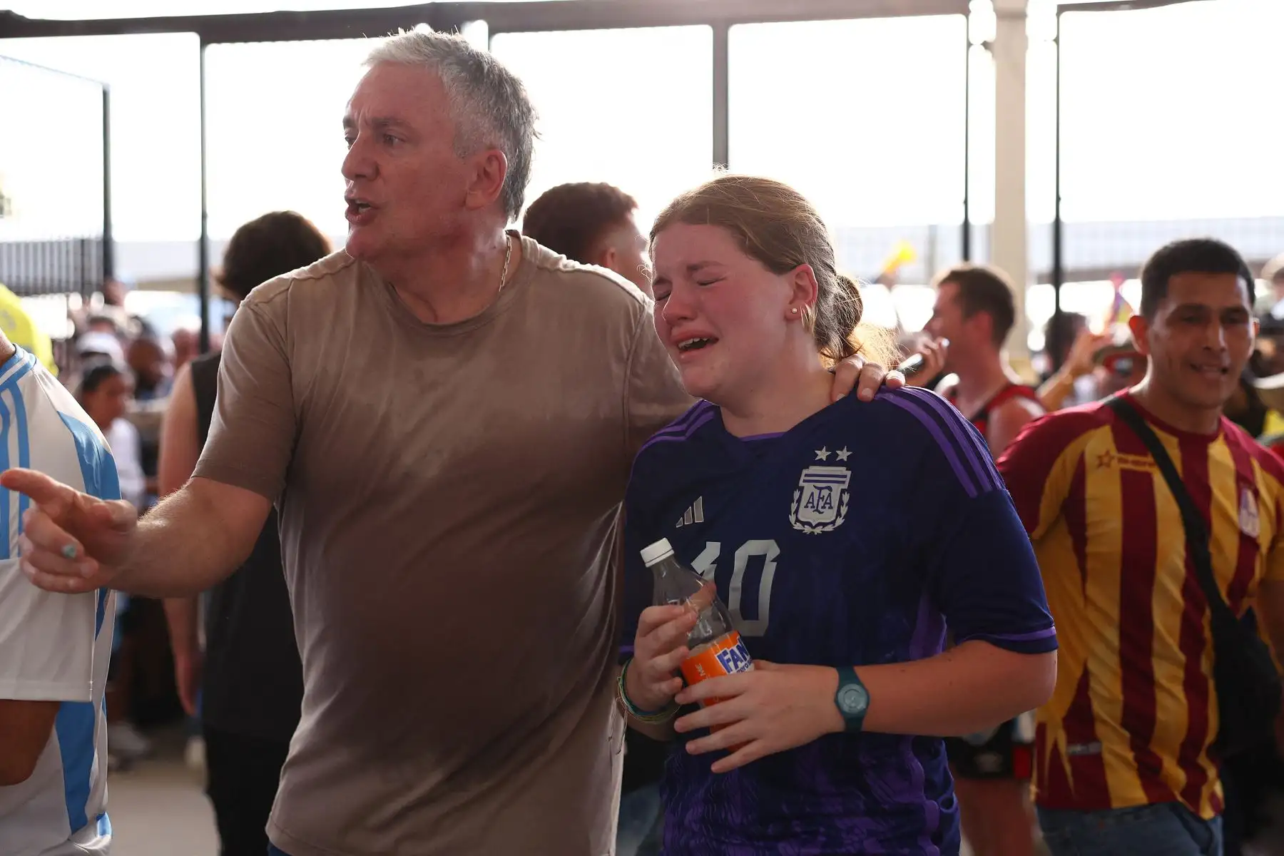 Los fanáticos de Argentina hacen gestos al ingresar al estadio en medio de disturbios afuera del estadio antes del partido final de la CONMEBOL Copa América 2024 entre Argentina y Colombia en el Hard Rock Stadium.
Foto: AFP