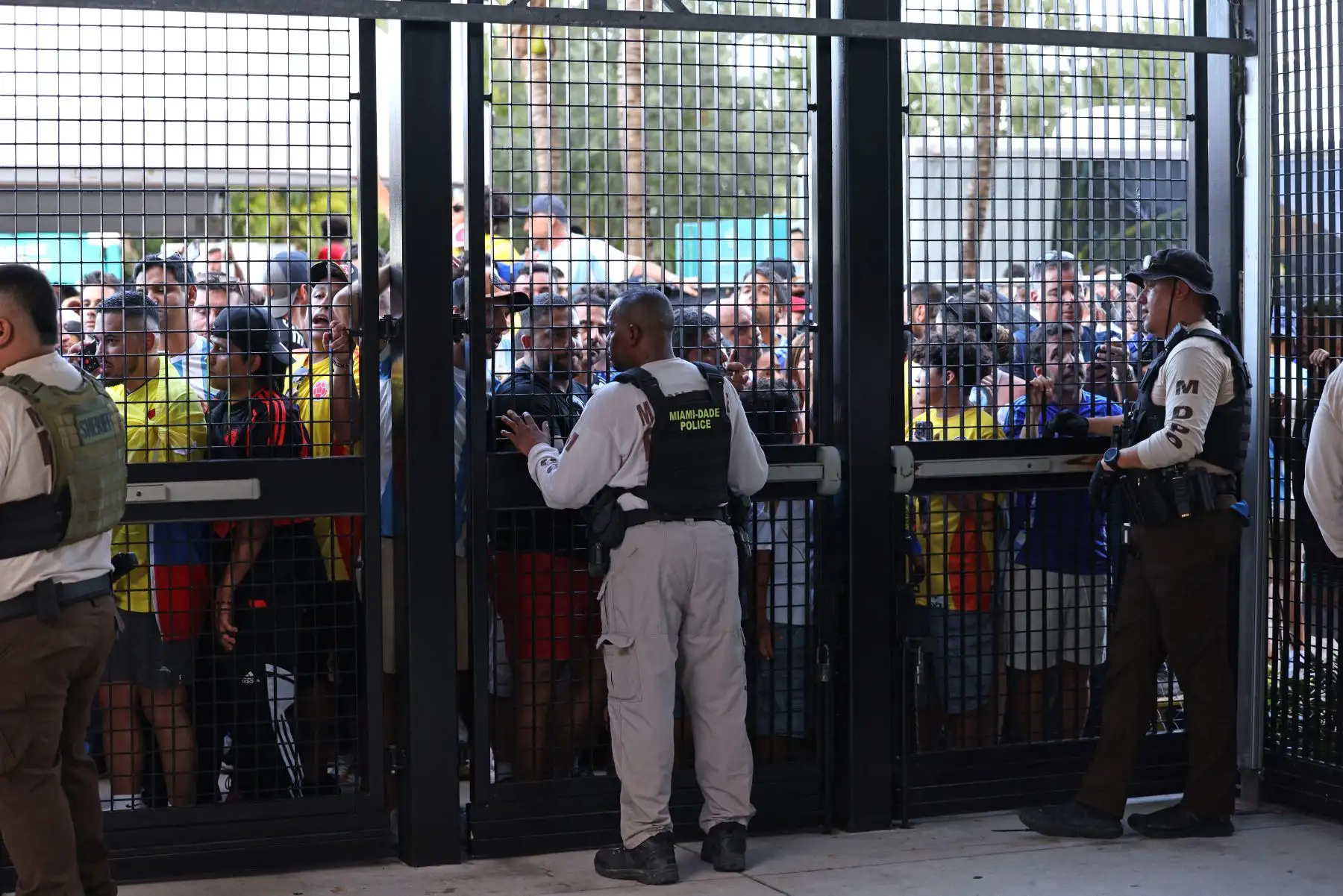 Los fanáticos con boletos esperan que se les permita ingresar al estadio antes del partido de fútbol final del torneo Conmebol Copa América 2024 entre Argentina y Colombia en el Hard Rock Stadium.
Foto: AFP