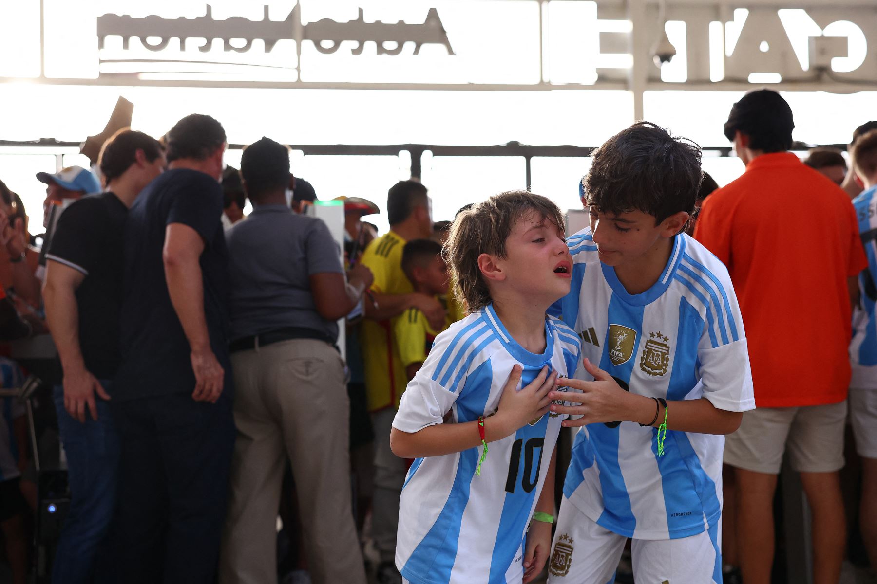 jóvenes fanáticos de Argentina lloran al ingresar al estadio en medio de disturbios afuera del estadio antes del partido final de la CONMEBOL Copa América 2024 entre Argentina y Colombia en el Hard Rock Stadium.
Foto: AFP