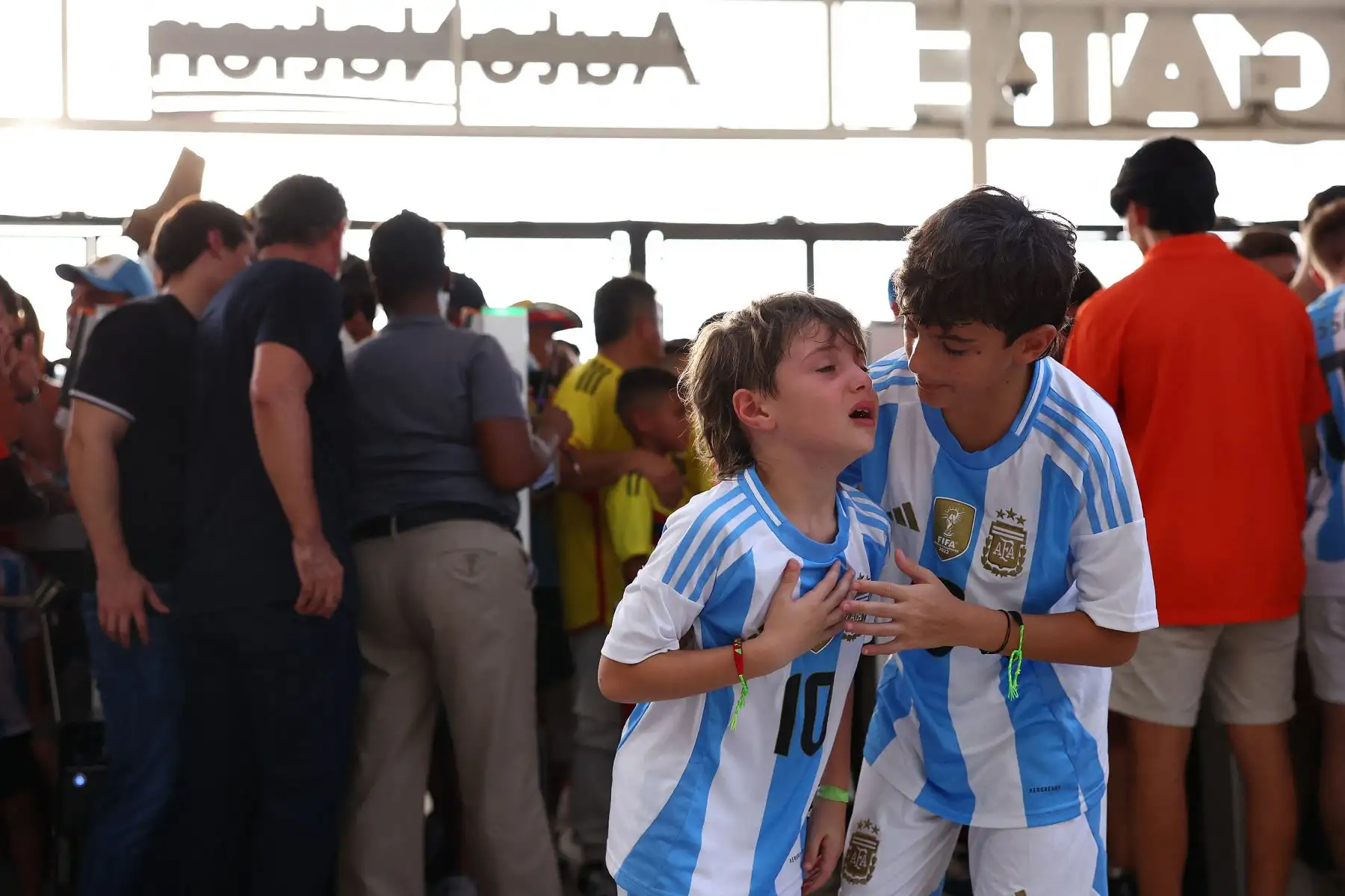 jóvenes fanáticos de Argentina lloran al ingresar al estadio en medio de disturbios afuera del estadio antes del partido final de la CONMEBOL Copa América 2024 entre Argentina y Colombia en el Hard Rock Stadium.
Foto: AFP