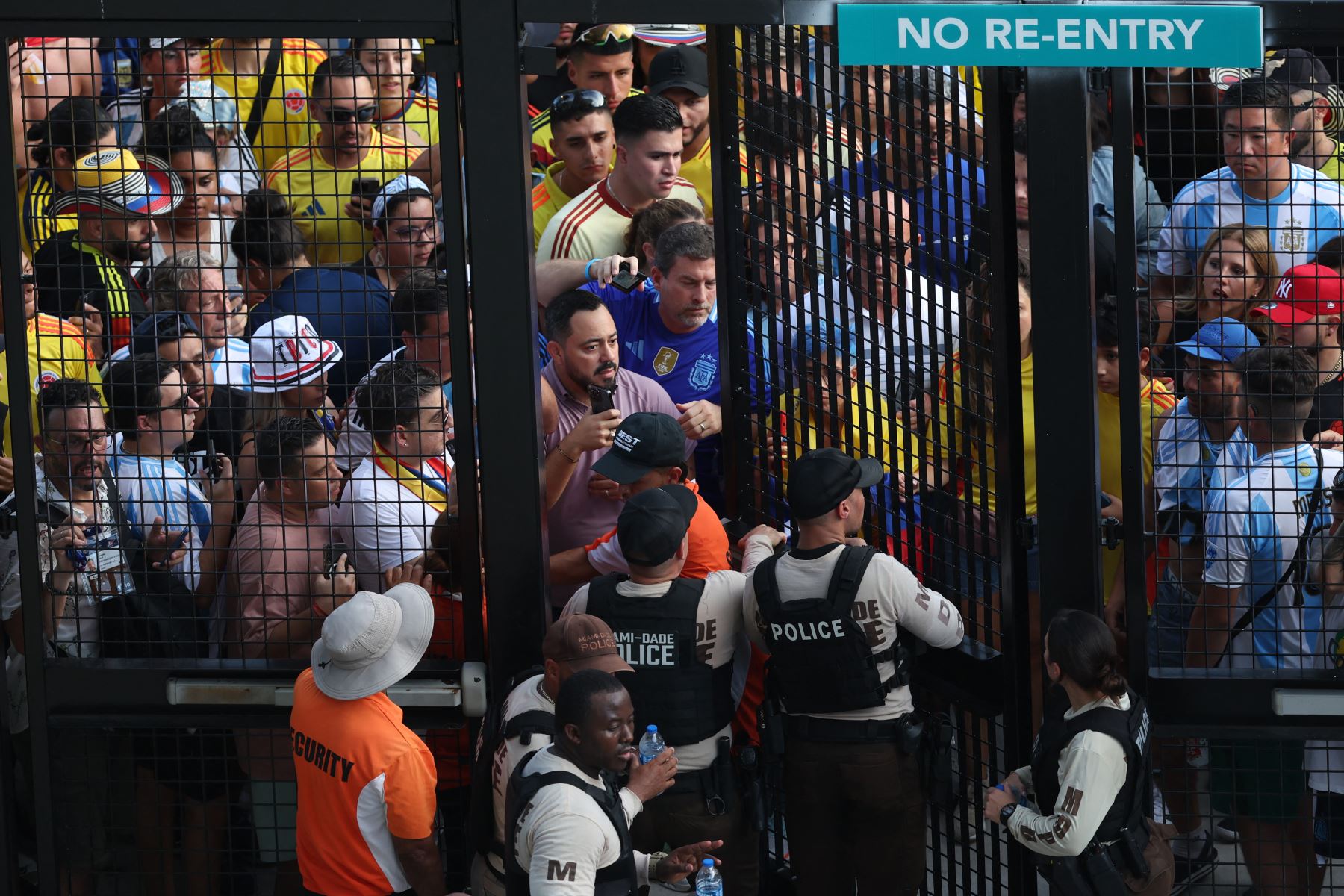 Grandes multitudes de fanáticos intentan ingresar al estadio en medio de disturbios previos al partido final de la CONMEBOL Copa América 2024 entre Argentina y Colombia en el Hard Rock Stadium el 14 de julio de 2024 en Miami Gardens, Florida. 
Foto: AFP