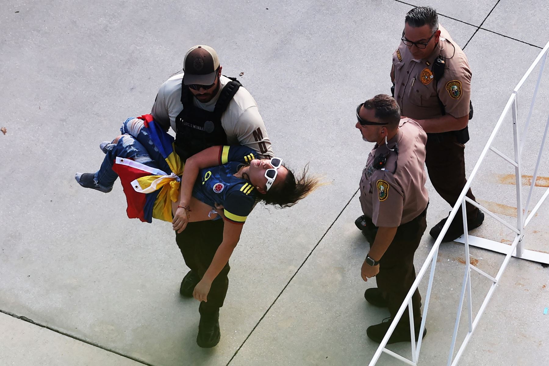 Un oficial de policía lleva a un fan inconsciente durante el partido final de la CONMEBOL Copa América 2024 entre Argentina y Colombia en el Hard Rock Stadium.
Foto: AFP