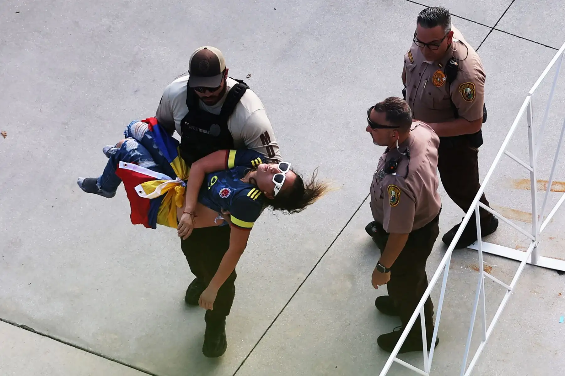 Un oficial de policía lleva a un fan inconsciente durante el partido final de la CONMEBOL Copa América 2024 entre Argentina y Colombia en el Hard Rock Stadium.
Foto: AFP