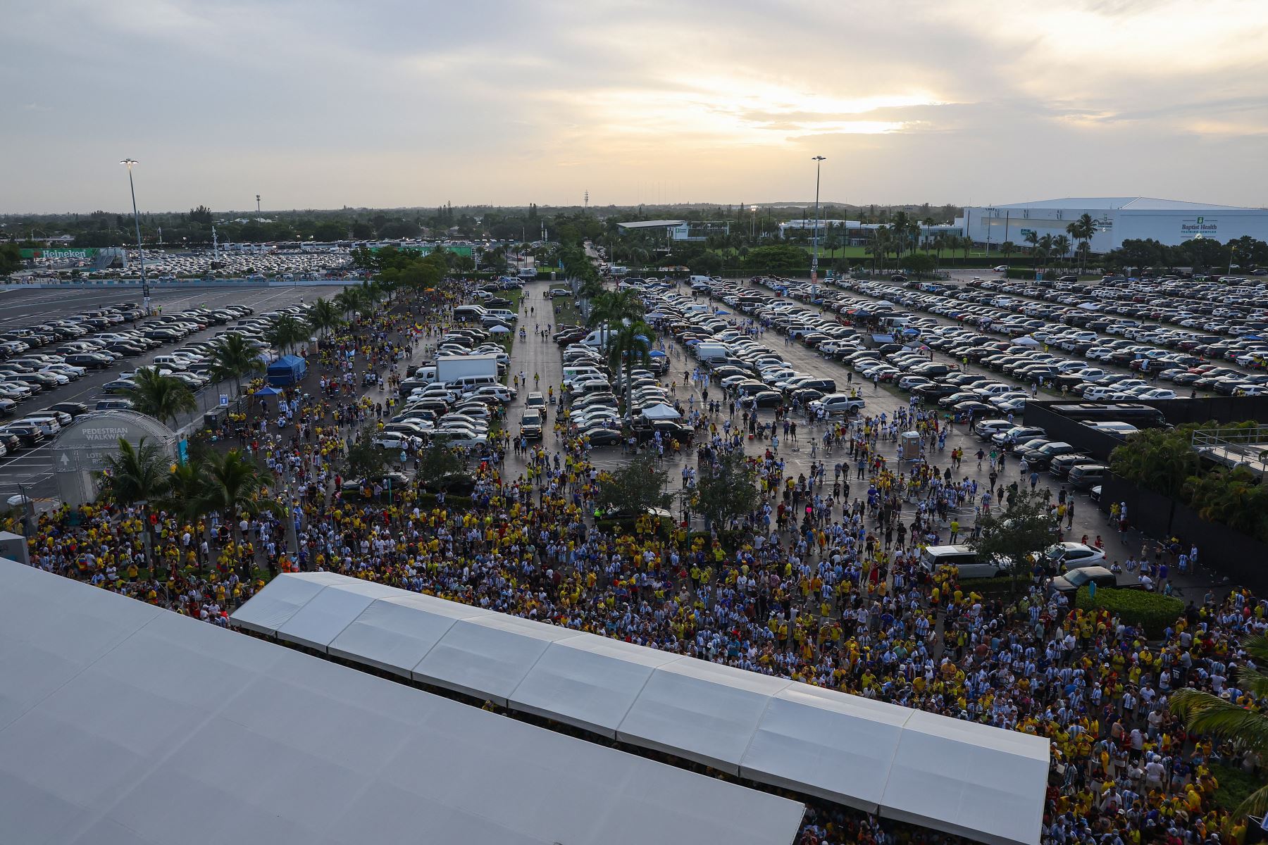 Grandes multitudes de fanáticos intentan ingresar al estadio en medio de disturbios previos al partido final de la CONMEBOL Copa América 2024 entre Argentina y Colombia en el Hard Rock Stadium.
Foto: AFP