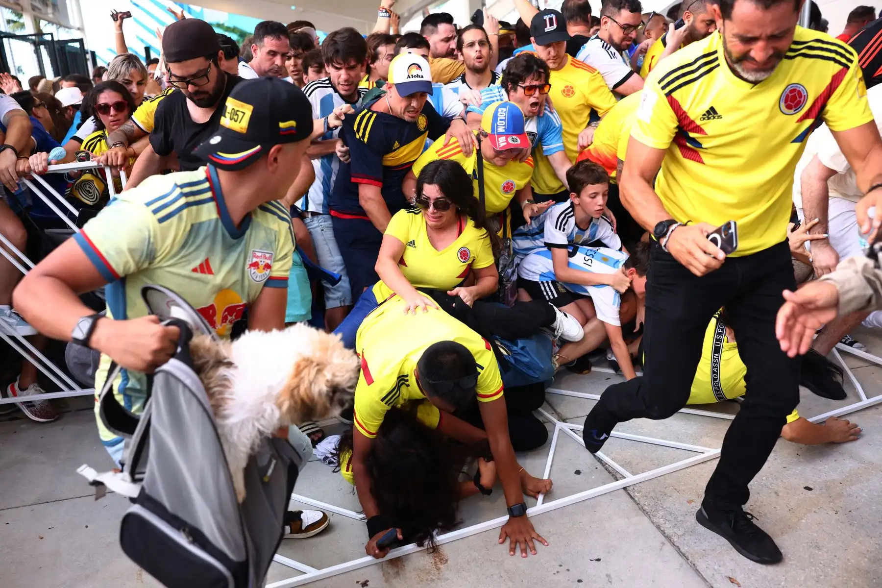 Los fanáticos de Colombia y Argentina intentan pasar la puerta en medio de disturbios durante el partido final de la CONMEBOL Copa América 2024 entre Argentina y Colombia en el Hard Rock Stadium.
Foto: AFP