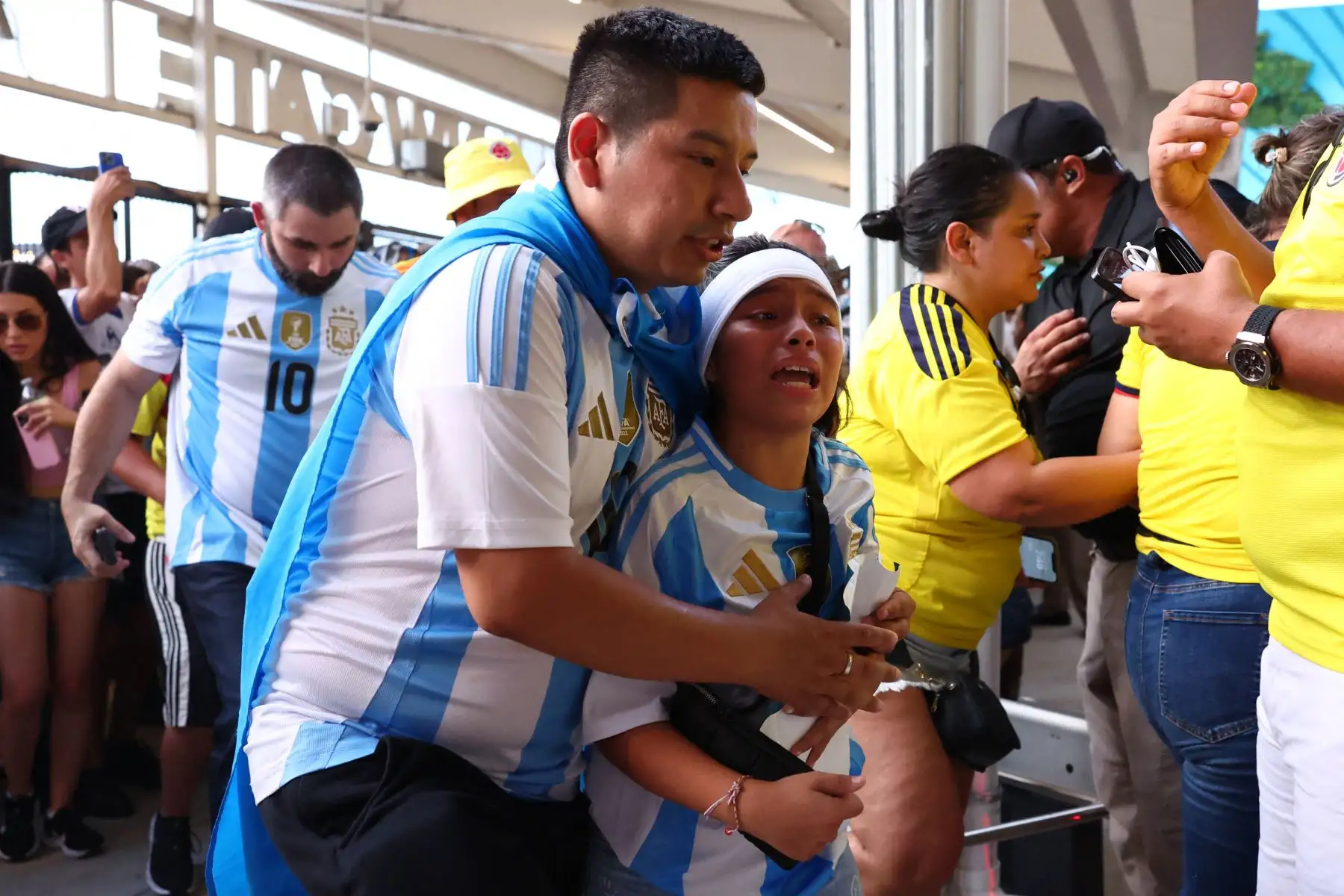 Los fanáticos intentan ingresar al estadio en medio de disturbios previos al partido final de la CONMEBOL Copa América 2024 entre Argentina y Colombia en el Hard Rock Stadium.
Foto: AFP