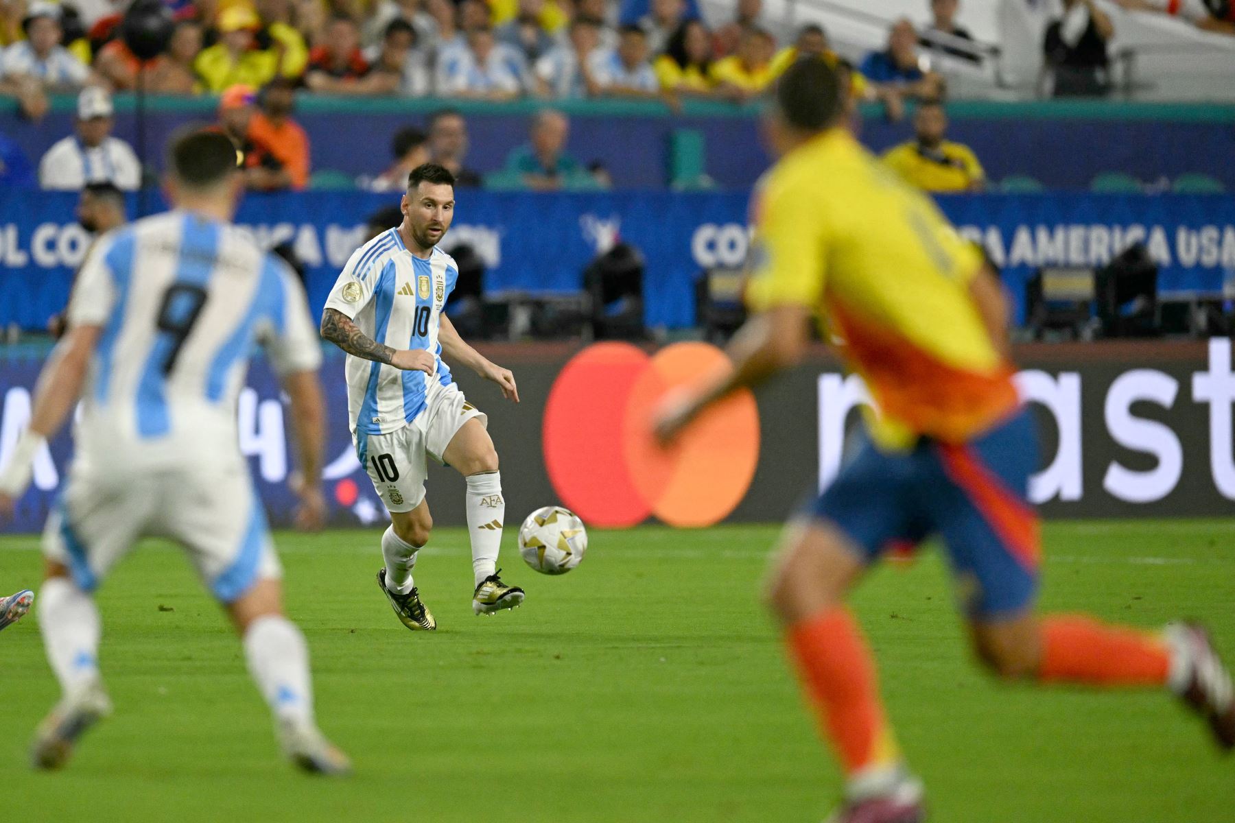 El delantero argentino  Lionel Messi controla el balón durante el partido de fútbol final del torneo Conmebol Copa América 2024 entre Argentina y Colombia en el Hard Rock Stadium, en Miami, Florida.
Foto: AFP