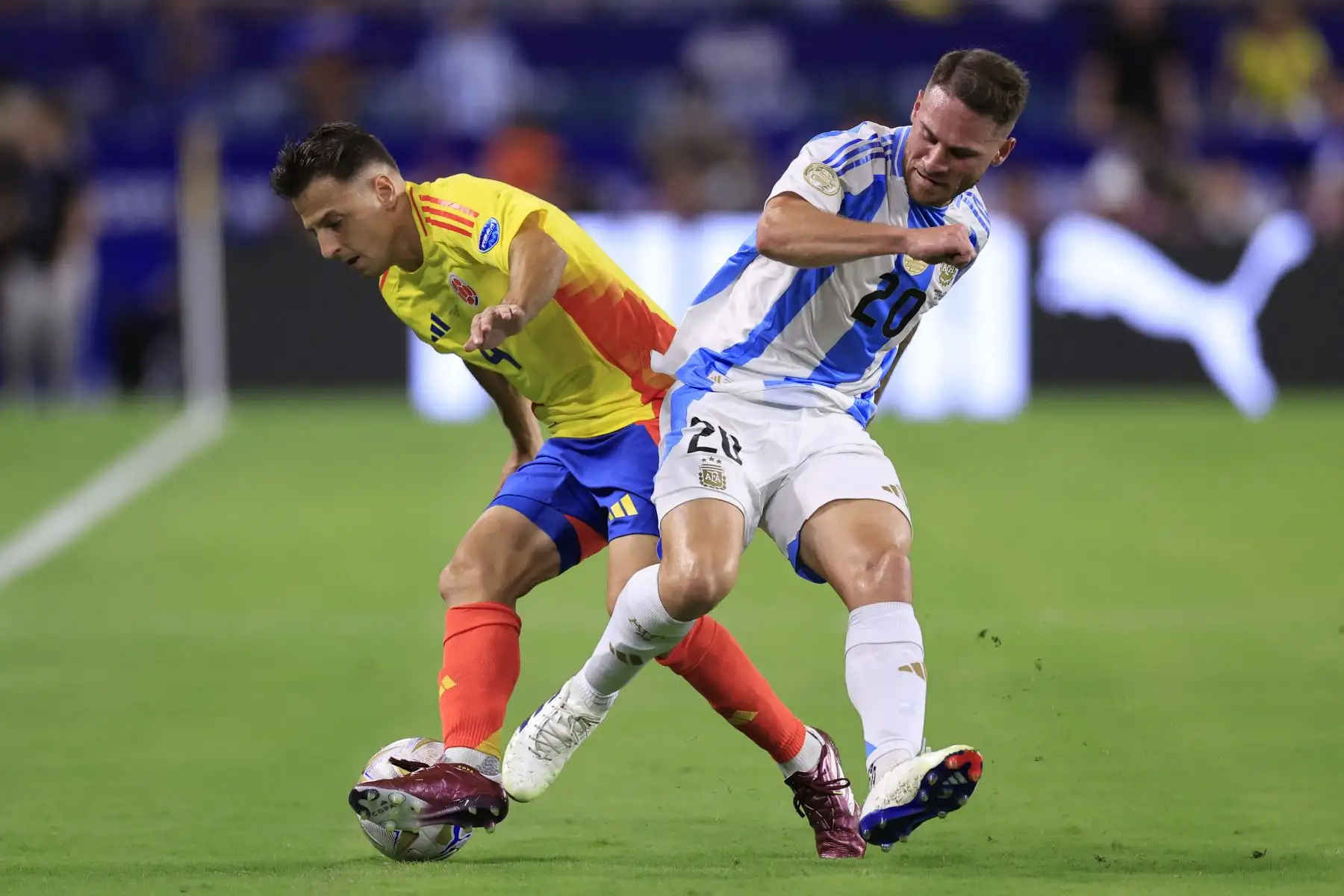 Santiago Arias de Colombia lucha por la posesión con Alexis Mac Allister de Argentina durante el partido final de la CONMEBOL Copa América 2024 entre Argentina y Colombia en el Hard Rock Stadium.
Foto: AFP