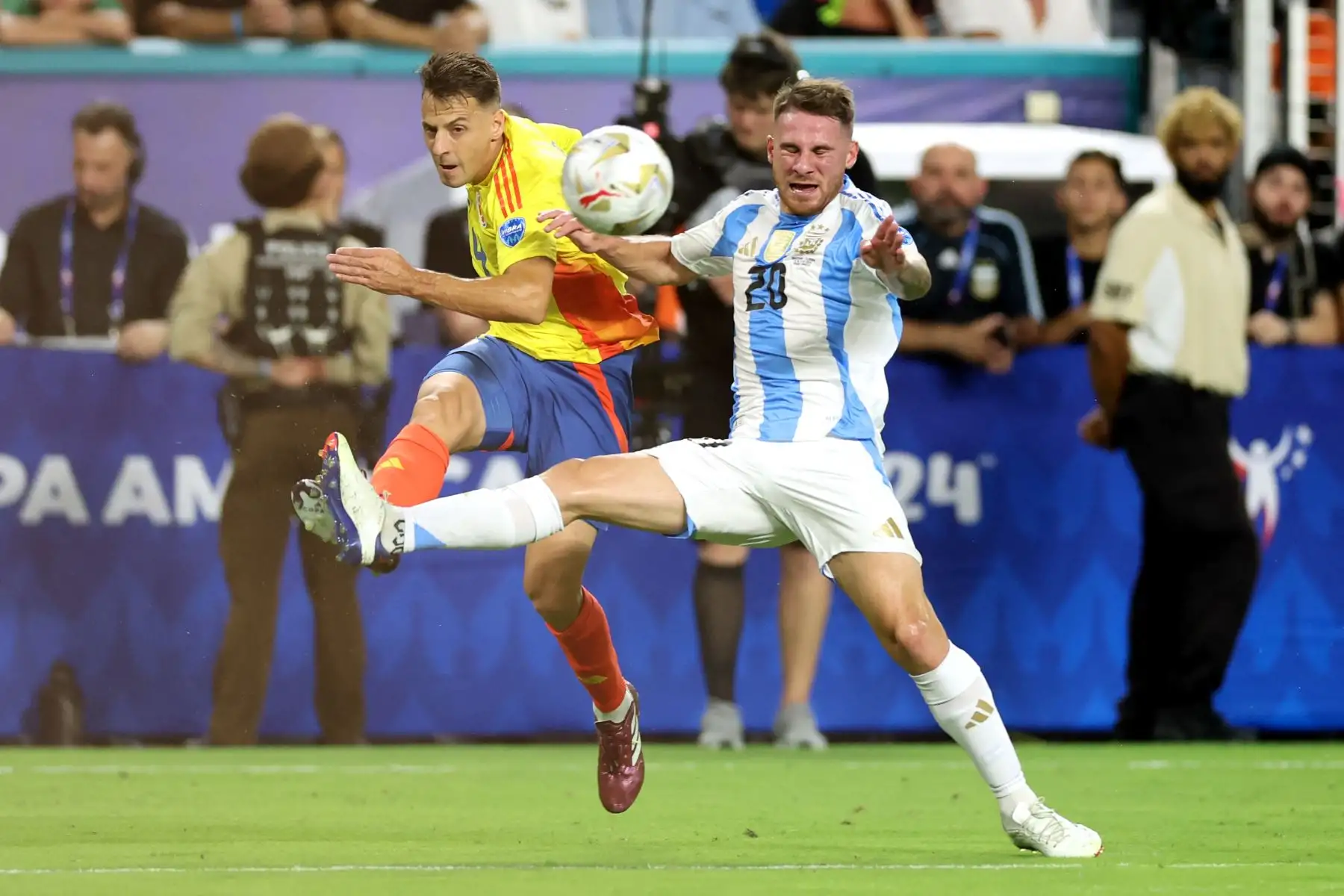 El defensor de Colombia Santiago Arias lucha por el balón con el mediocampista argentino Alexis Mac Allister durante el partido de fútbol final del torneo Conmebol Copa América 2024 entre Argentina y Colombia en el Hard Rock Stadium, en Miami, Florida.
Foto: AFP
