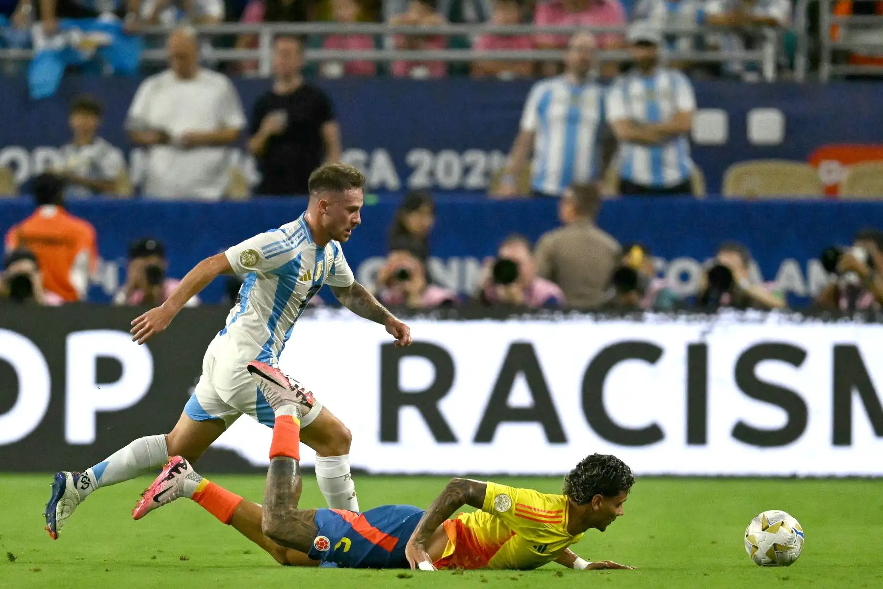 El mediocampista argentino  Alexis Mac Allister lucha por el balón con el mediocampista colombiano Richard Ríos durante el partido final de fútbol del torneo Conmebol Copa América 2024 entre Argentina y Colombia en el Hard Rock Stadium, en Miami, Florida.
Foto: AFP