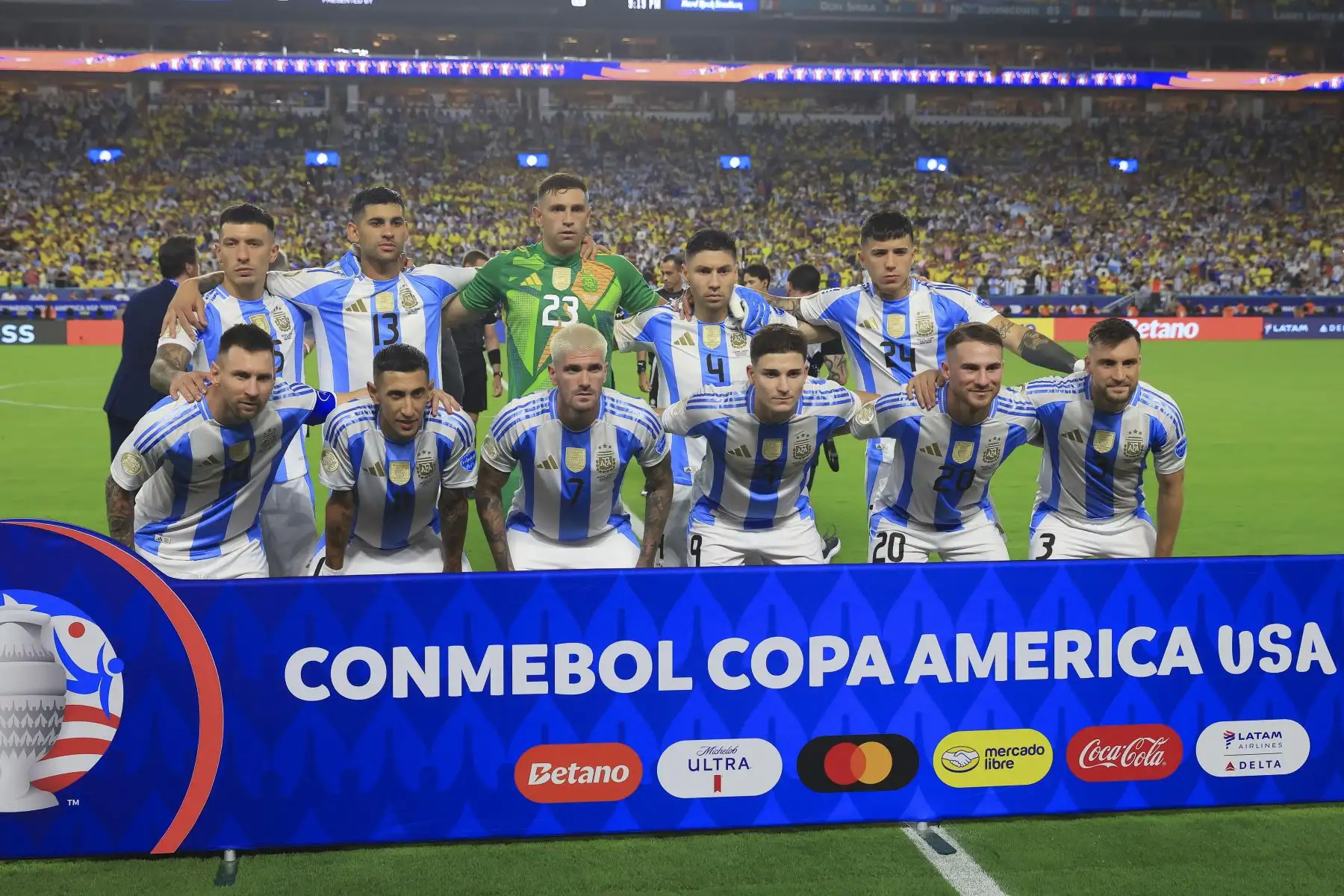 El once inicial de Argentina se presenta de cara a la final de la CONMEBOL Copa América 2024 contra Colombia en el Hard Rock Stadium de Miami.
Foto: EFE