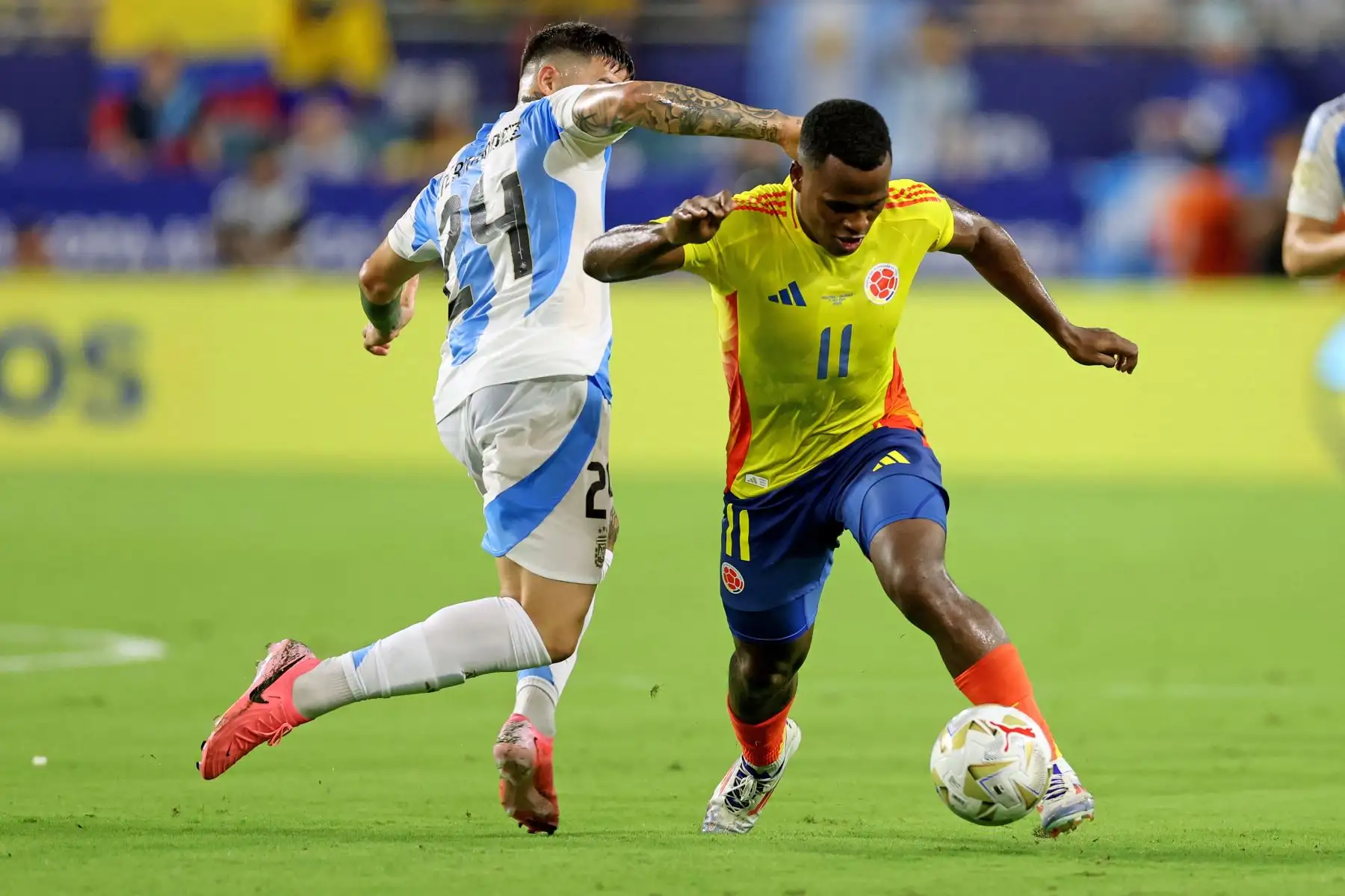 Jhon Arias pelea por el balón con el mediocampista argentino Enzo Fernández durante el partido de fútbol final del torneo Conmebol Copa América 2024 entre Argentina y Colombia en el Hard Rock Stadium, en Miami, Florida.
Foto: AFP