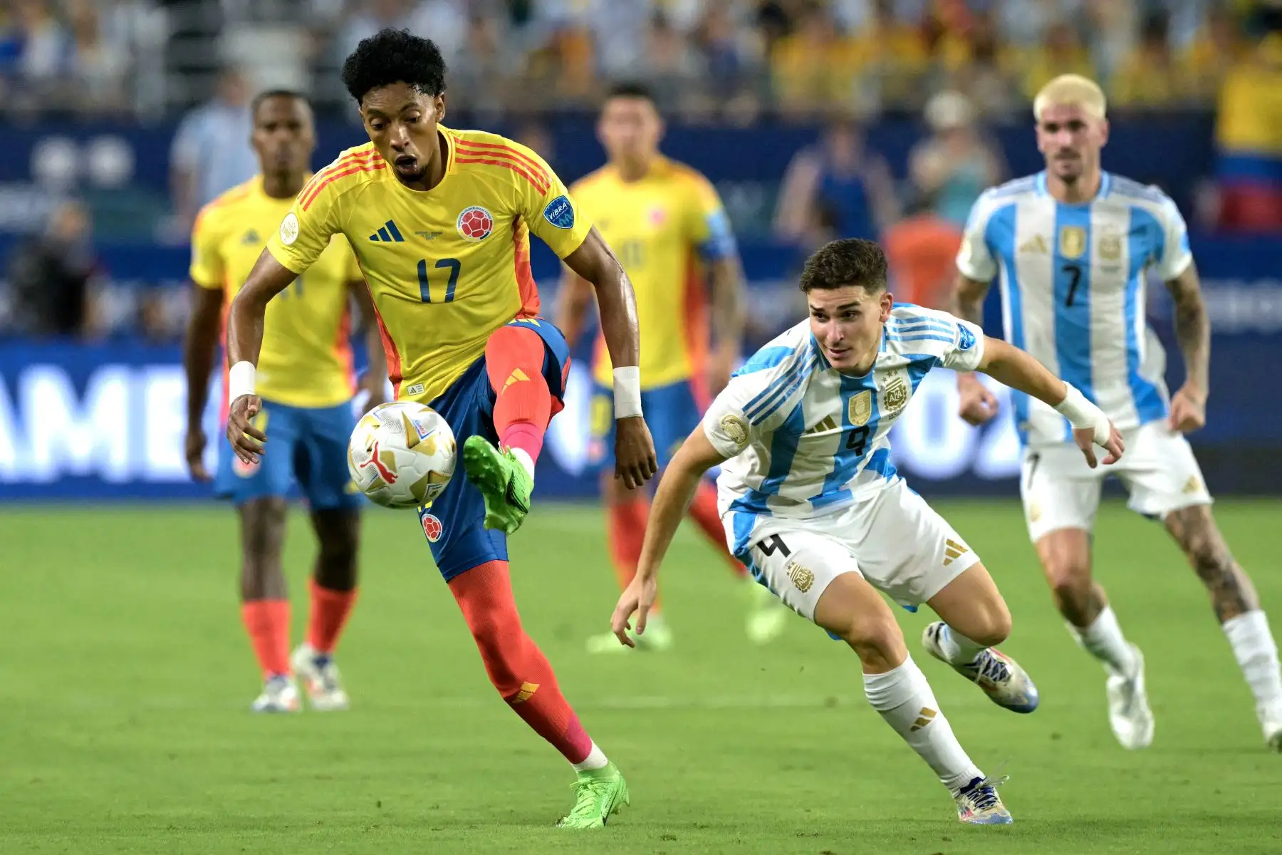 El defensor colombiano Johan Mojica lucha por el balón con el delantero argentino Julián Álvarez durante el partido de fútbol final del torneo Conmebol Copa América 2024 entre Argentina y Colombia en el Hard Rock Stadium, en Miami, Florida.
Foto: AFP